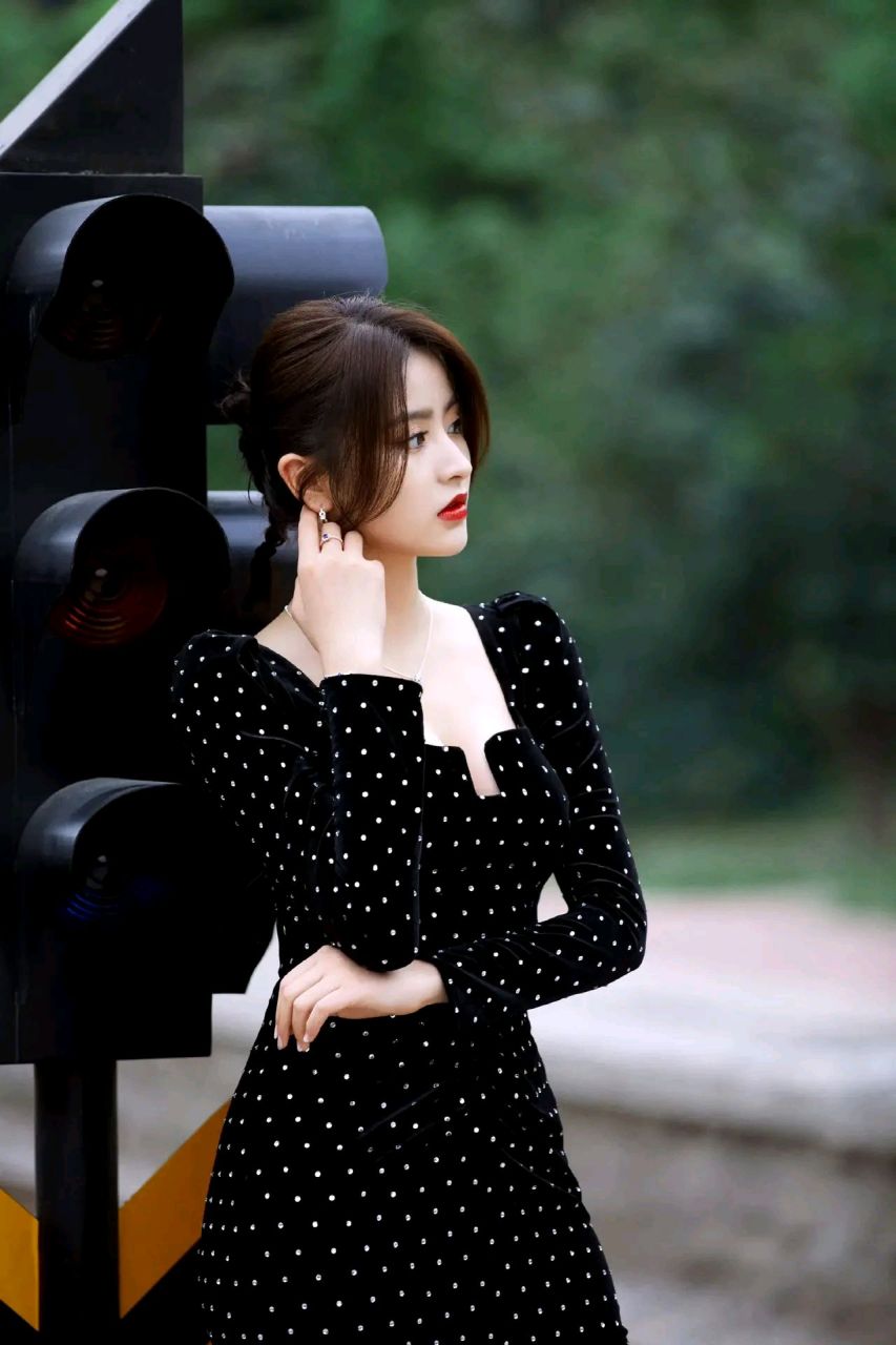 金子涵黑色波点长裙造型#娱乐大赏# #娱乐八卦# #明星穿搭