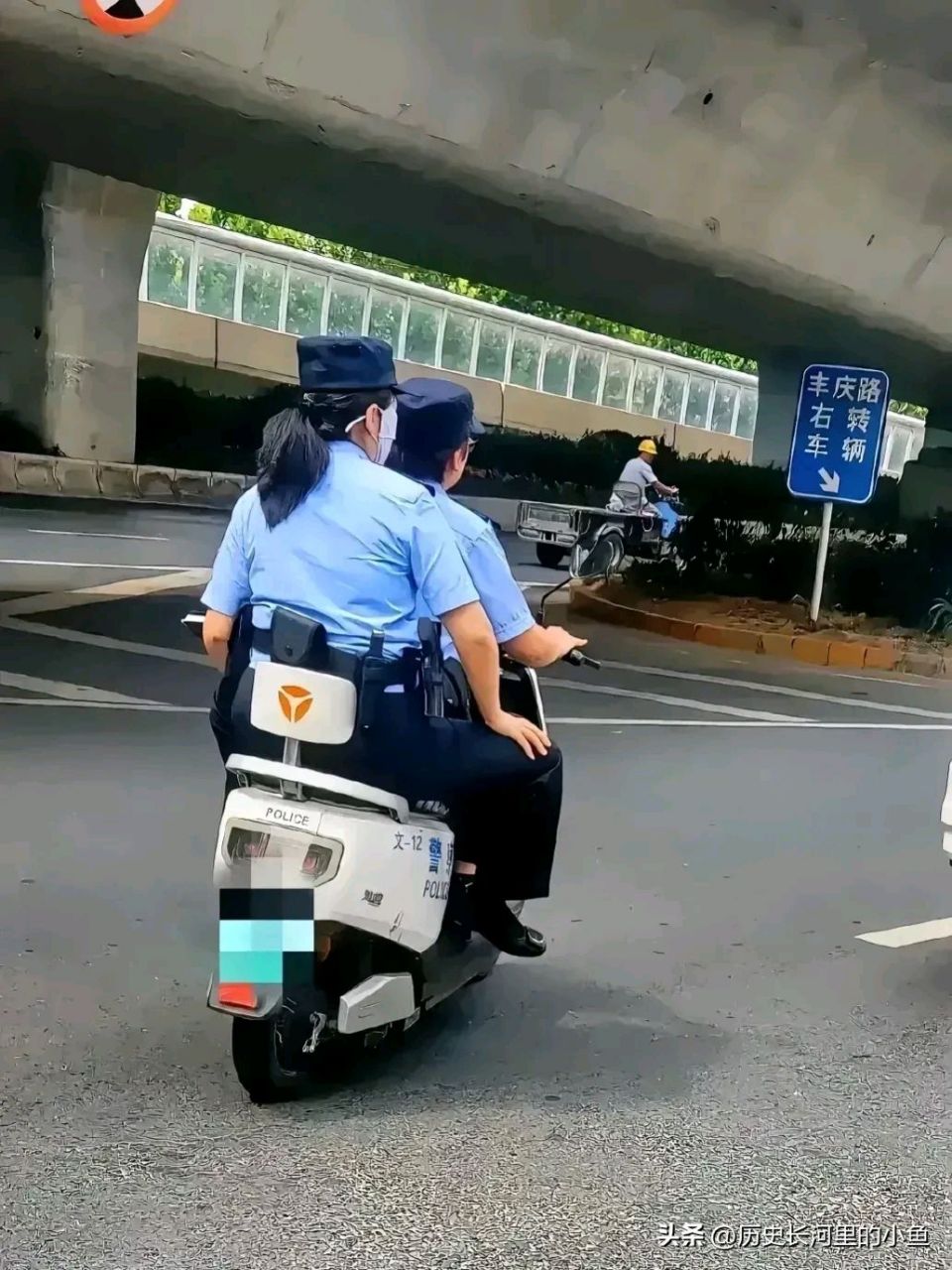 这应当是警察在路上巡逻吧!