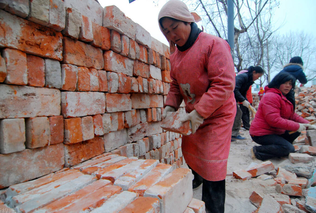19岁女大学生为挣学费工地搬砖,动作麻利,负责人:孩子特能吃苦