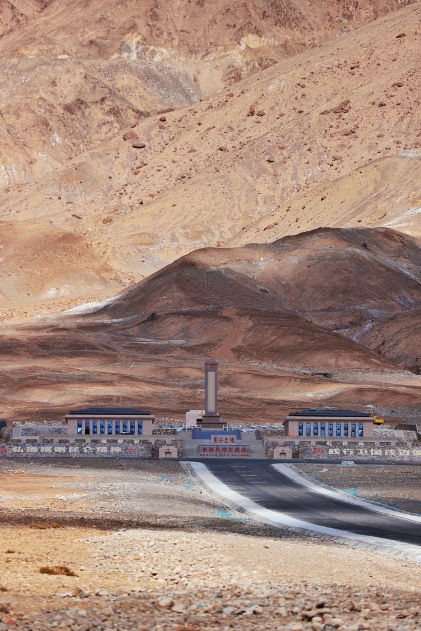 康西瓦烈士陵园没有参松翠柏,没有绿草鲜花,陪伴英烈的只有雪山戈壁.