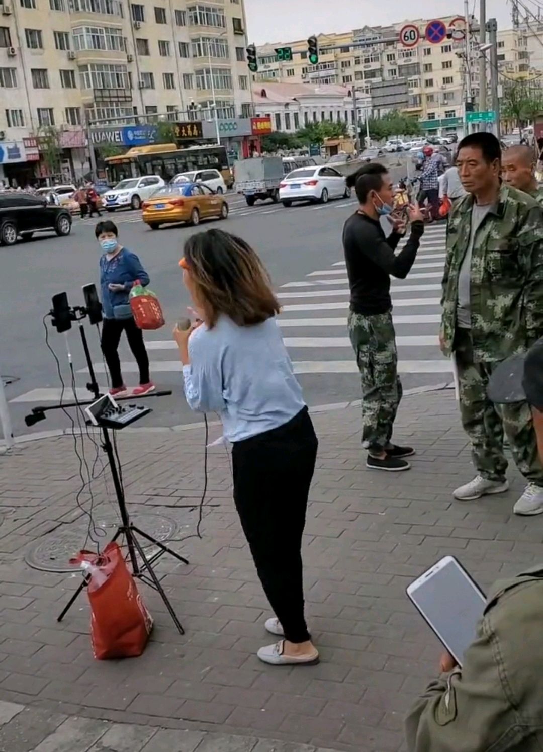 哈尔滨一位女主播街头直播,唱歌对口型飙演技,路人:我聋了吗?