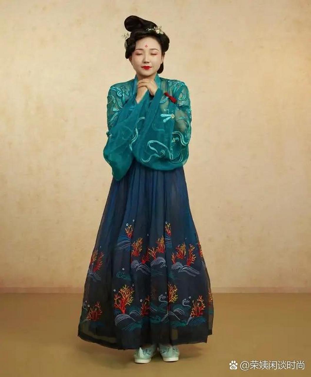 微胖女生也可以很好看,辣目洋子把唐装穿出雍容富贵感!