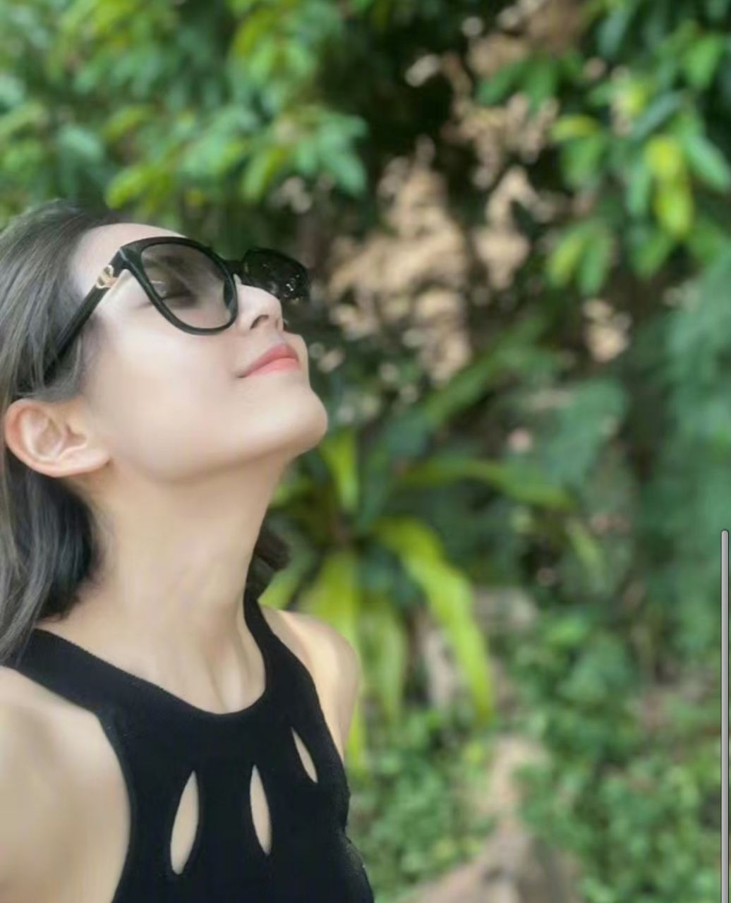 陈钰琪晒夏日自拍元气满满,不p图的时候也特别好看,回头时脖子上的