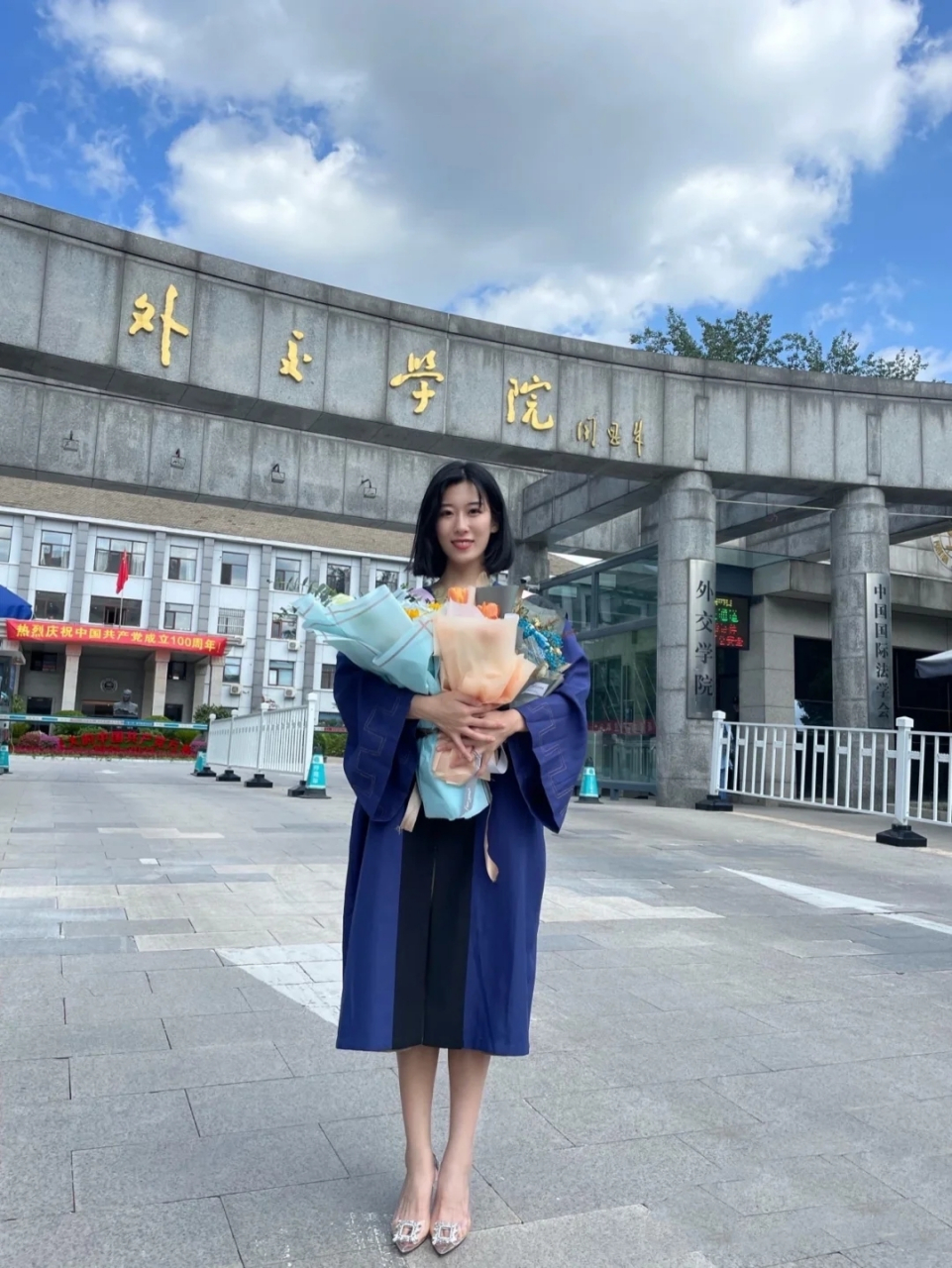 外交学院女生毕业照,用成长最快的两年,为我的学生时代画上句号.
