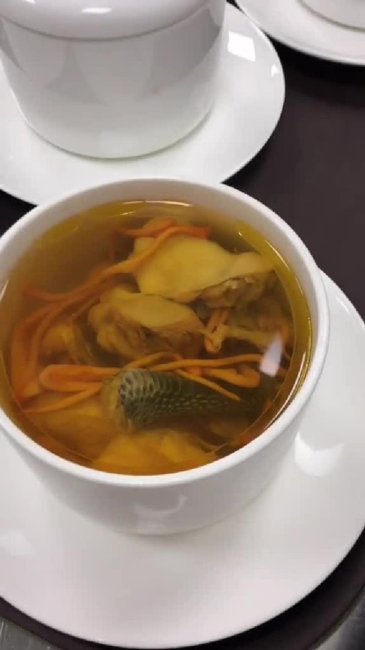 一口吃個秋鹿茸蟲草花燉土雞湯