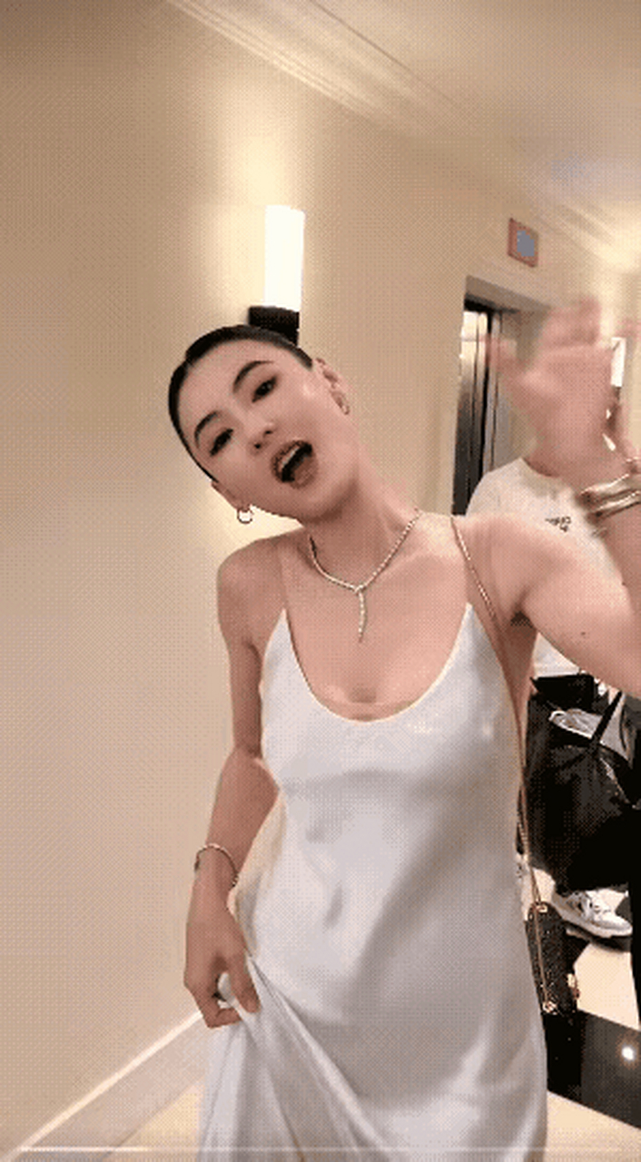 张柏芝现身巴黎,被路人拍到的照片还是挺胖的,脸部轮廓没那么明显