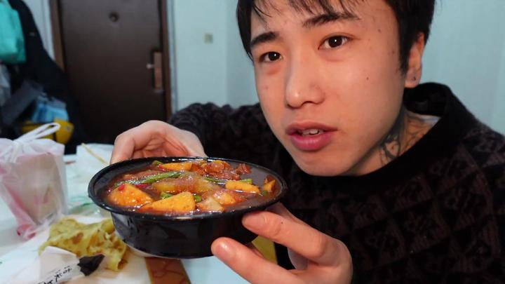 出租屋饱餐一顿 3块9黄焖鸡米饭 酸菜粉丝汤 太香了