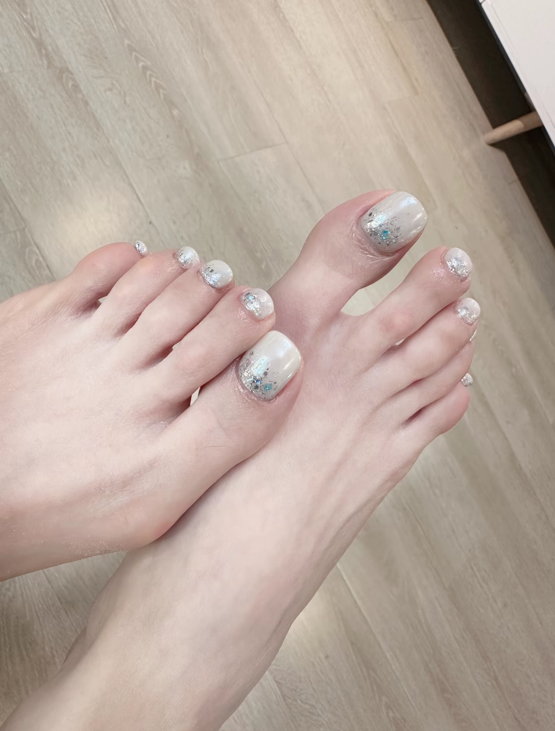 晨光初照足如玉