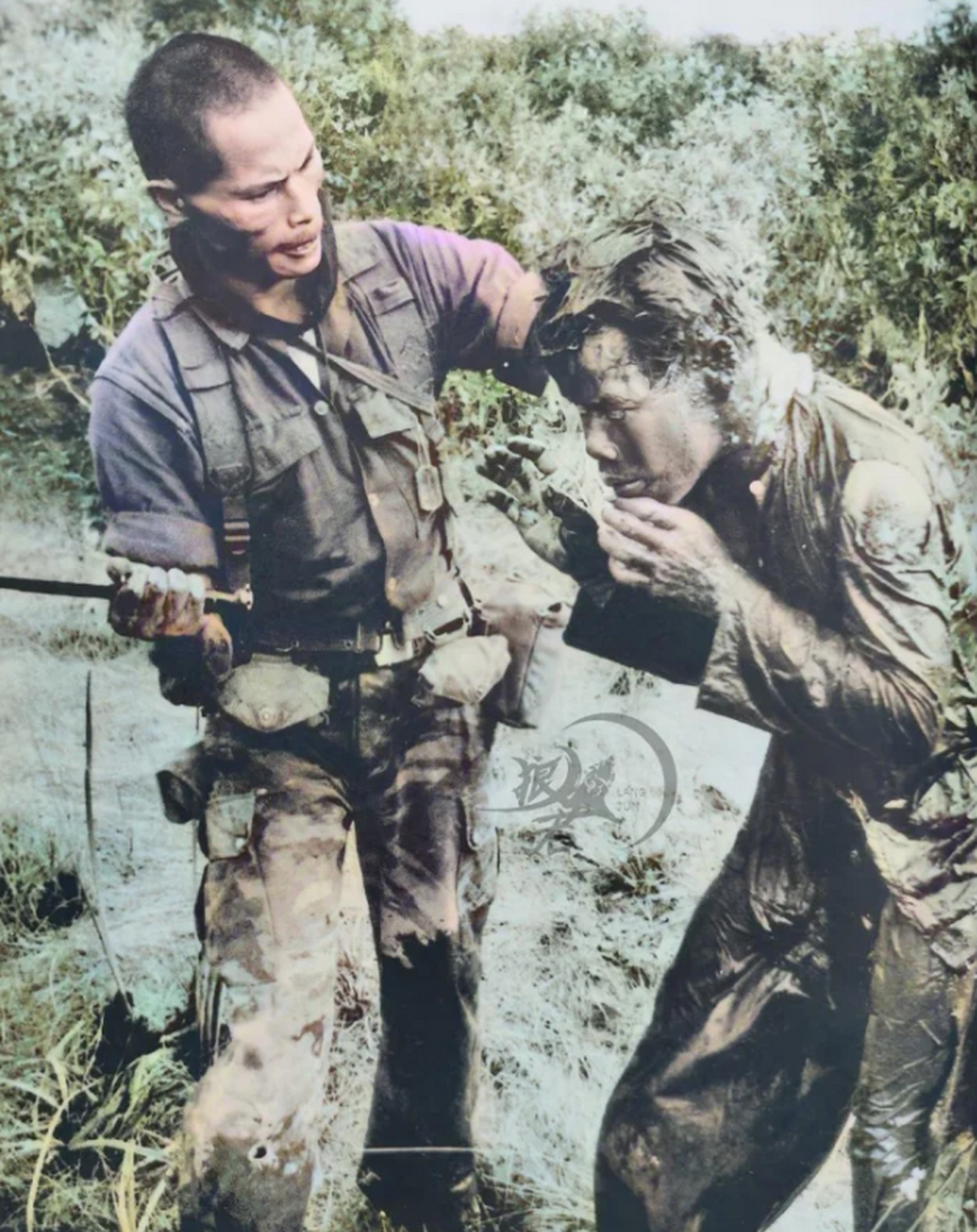 越南战争真实照片,一名北越侦察兵在战斗中阵亡,在他咽气最后一刻拿出