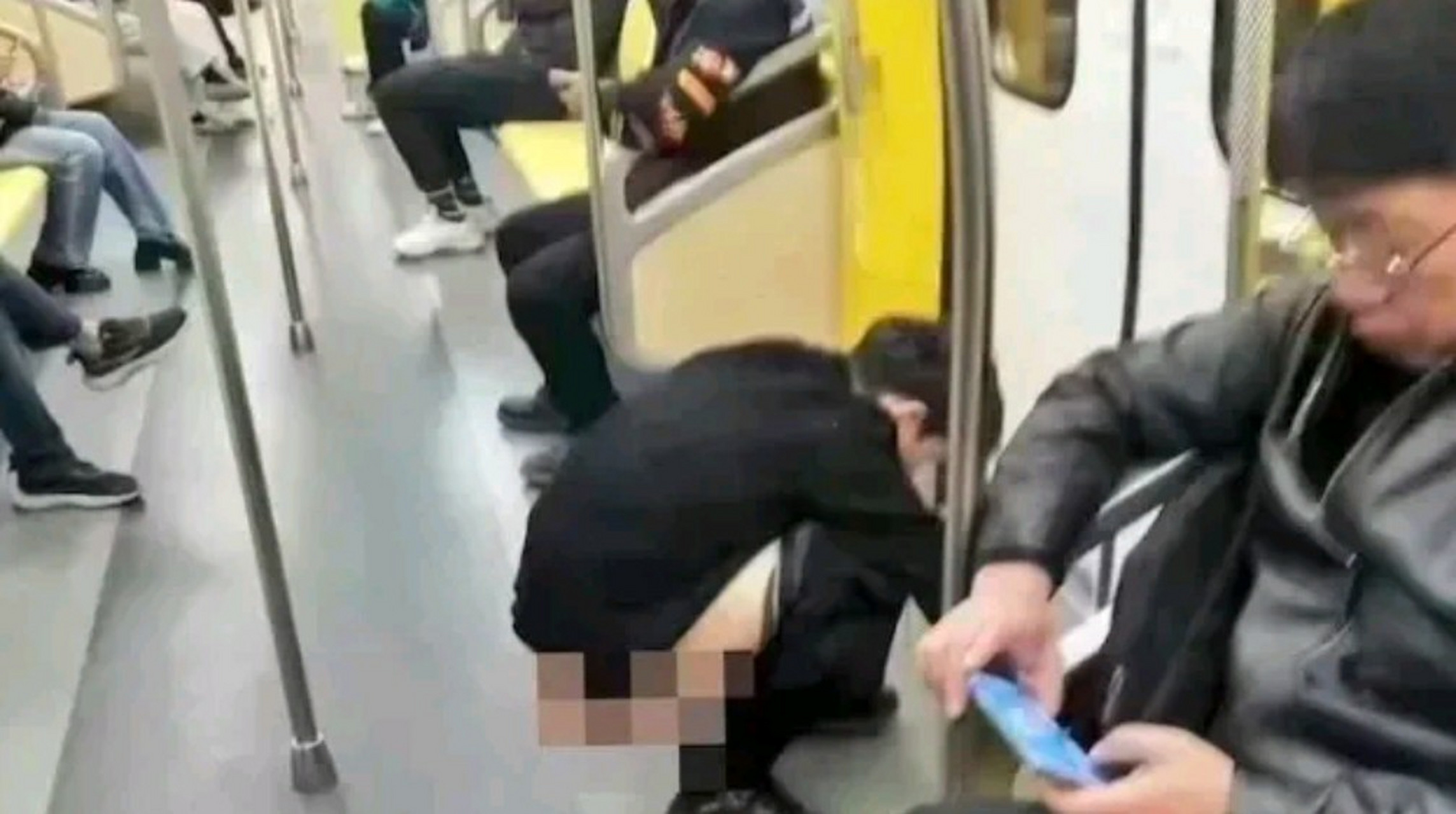 男子在地铁拉屎,乘客当场吐了  青岛地铁上,有一位大侠在上面蹲坑了!