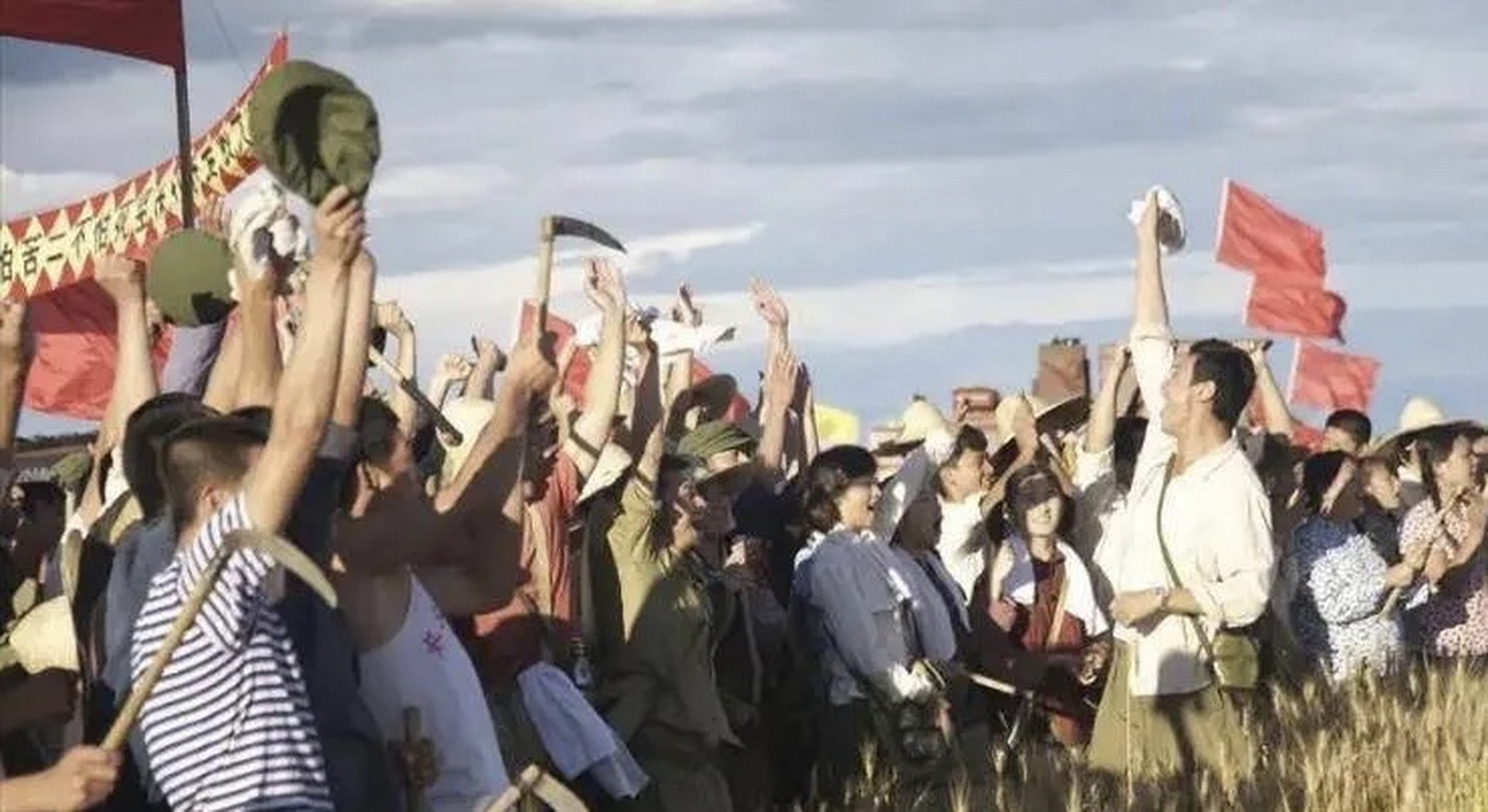 上海男知青为回城抛弃傣族女友,俩人诀别那一夜,女友伸手解扣子说:"那