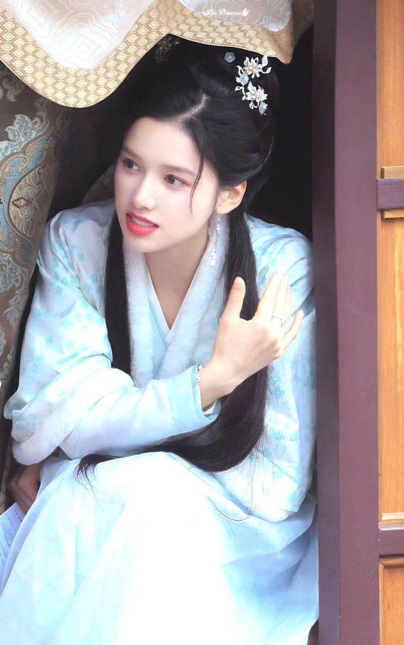 不知不觉《惜花芷》也杀青了,期待张婧仪的古装