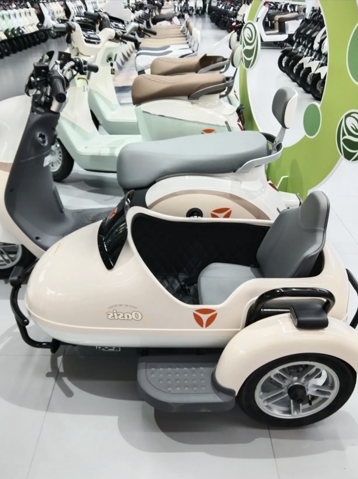 同事买的接娃神器,某迪电动车,带偏斗,店内可上牌,8600元,找的熟人