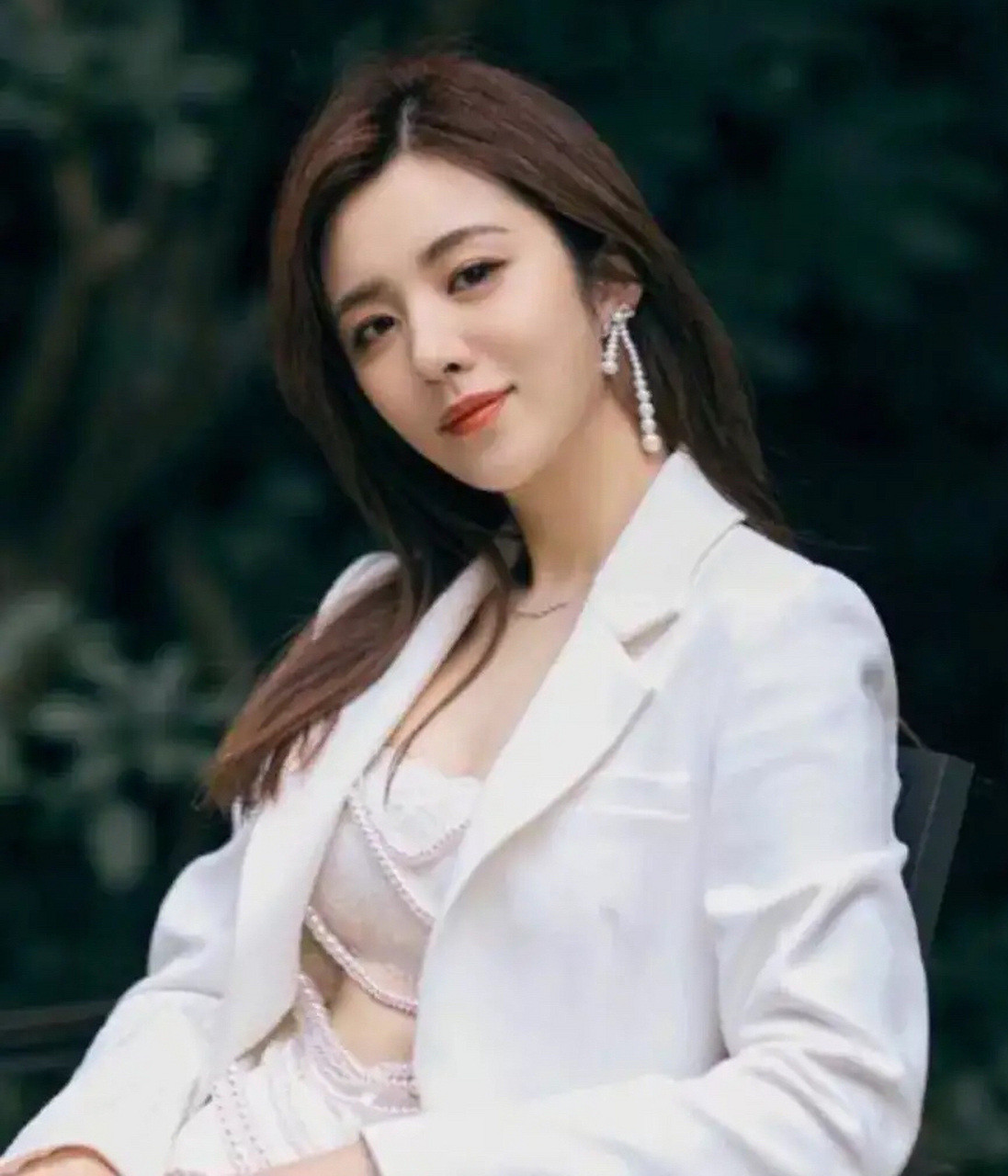 王晓晨富有女人味的精致可爱氛围,还挺别致的,非常适合她身材娇小穿