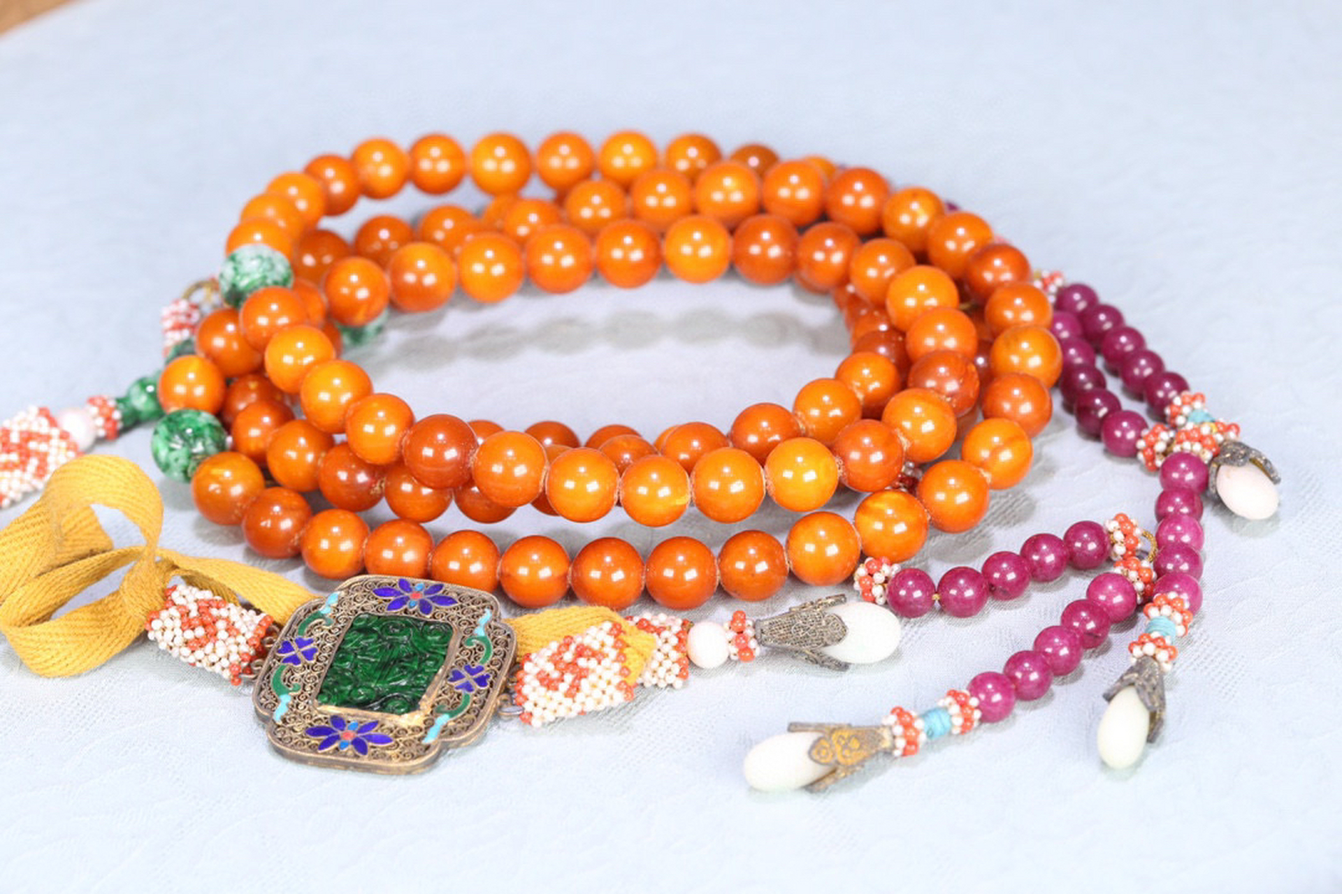 晚清 老蜜蜡朝珠 十八子 凤牌一套.尺寸珠径1.3厘米,牌4.9*2.7*1.