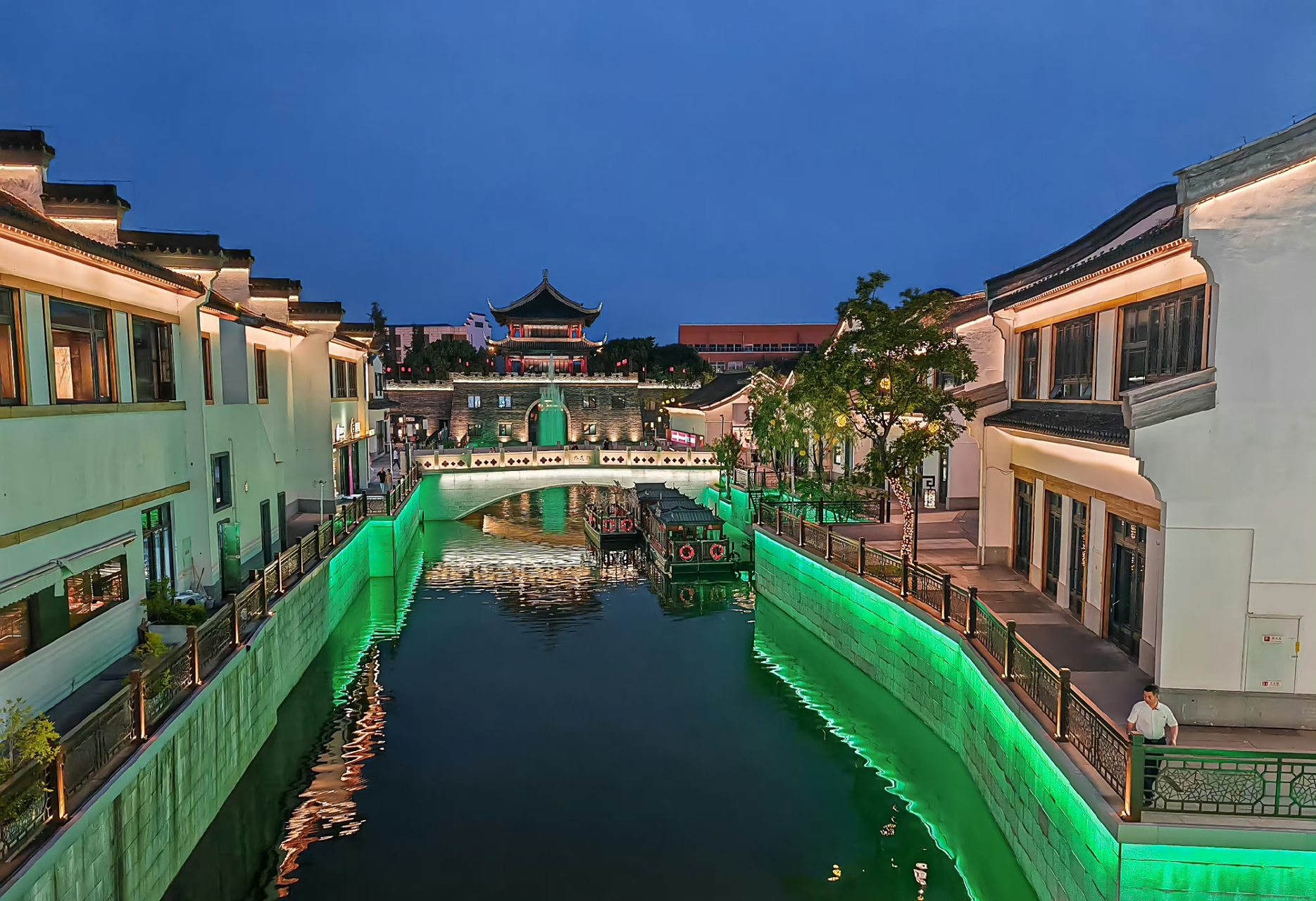 无锡梅里古镇,地处无锡的东面,梅里,为古代吴国的都城,整个古镇围绕着