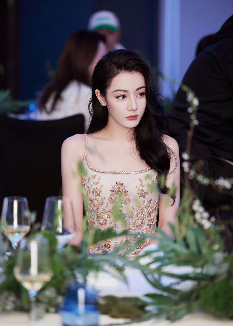 迪丽热巴新造型也太美了吧,穿金色花卉亮片礼服裙优雅又性感,美出天际