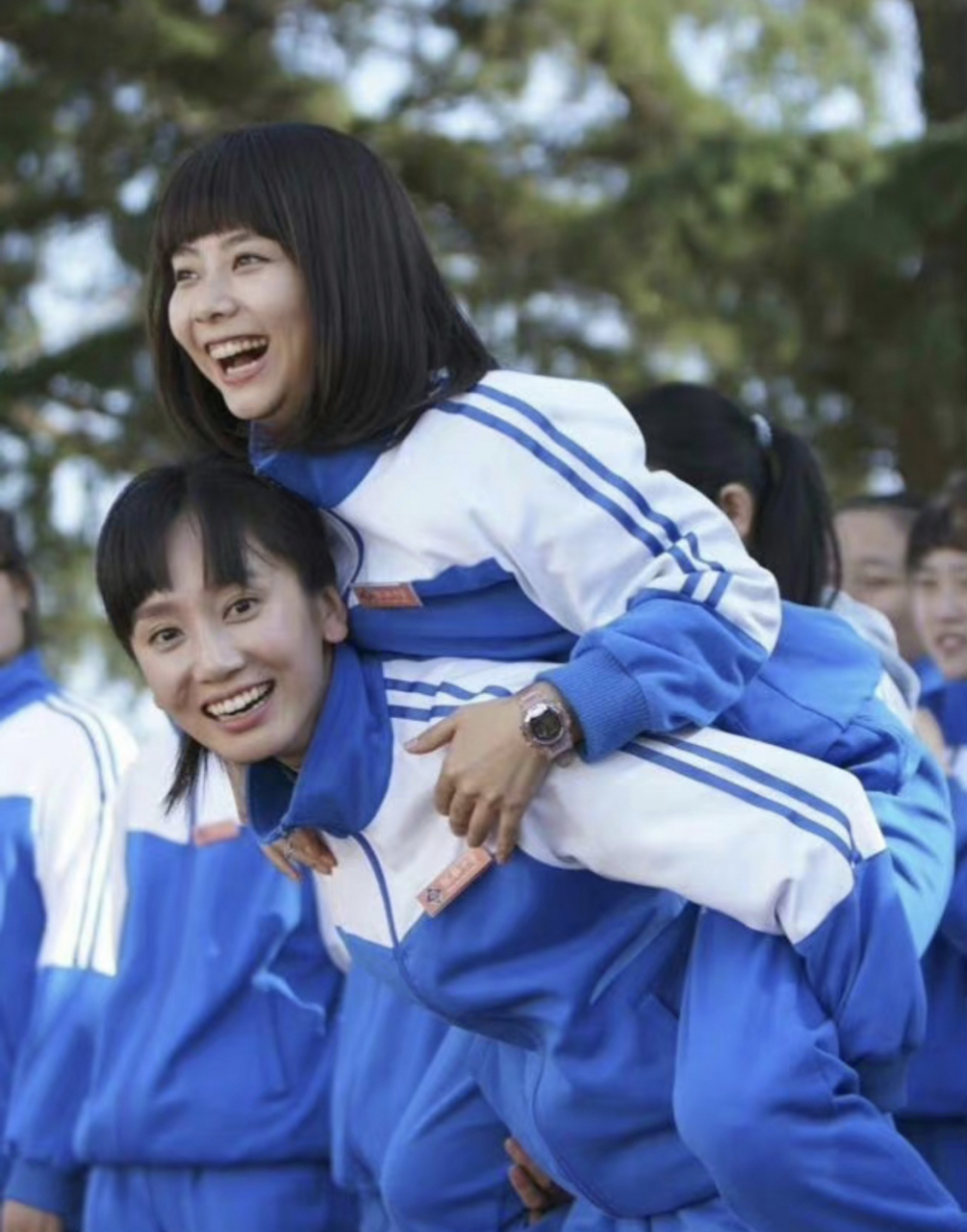 谭松韵参加董晴婚礼生图,她本人特别年轻,脸