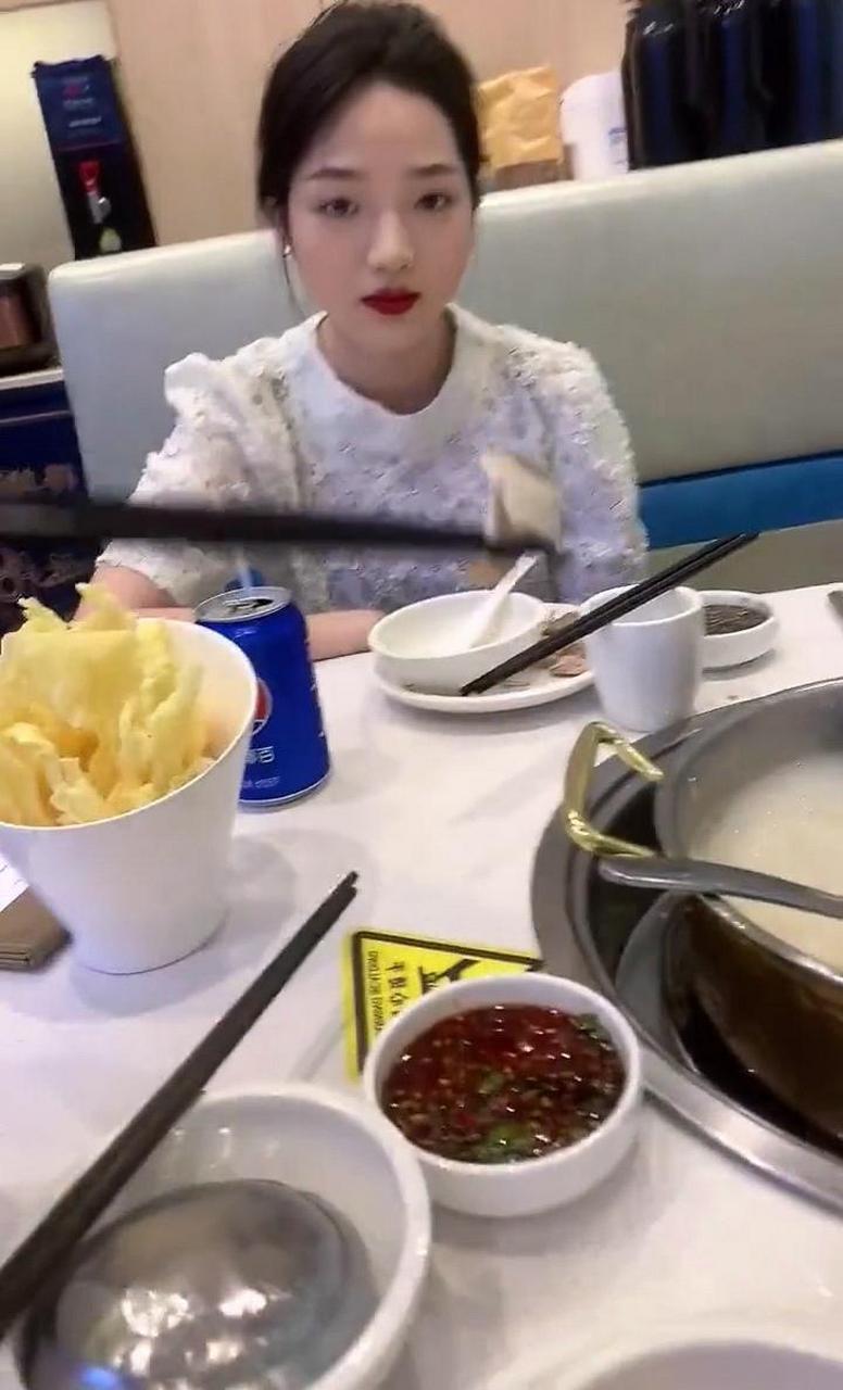 每次跟女朋友一起吃饭她都喊她闺蜜,今天终于知道为什么了.