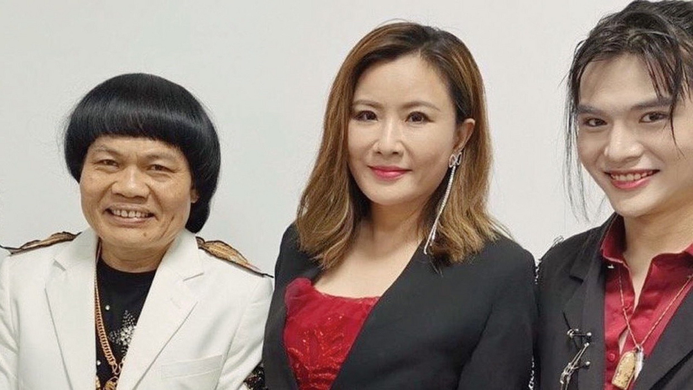 八两金(叶竞生)因在周星驰电影《食神》 中,以一句台词"吃濑尿牛丸