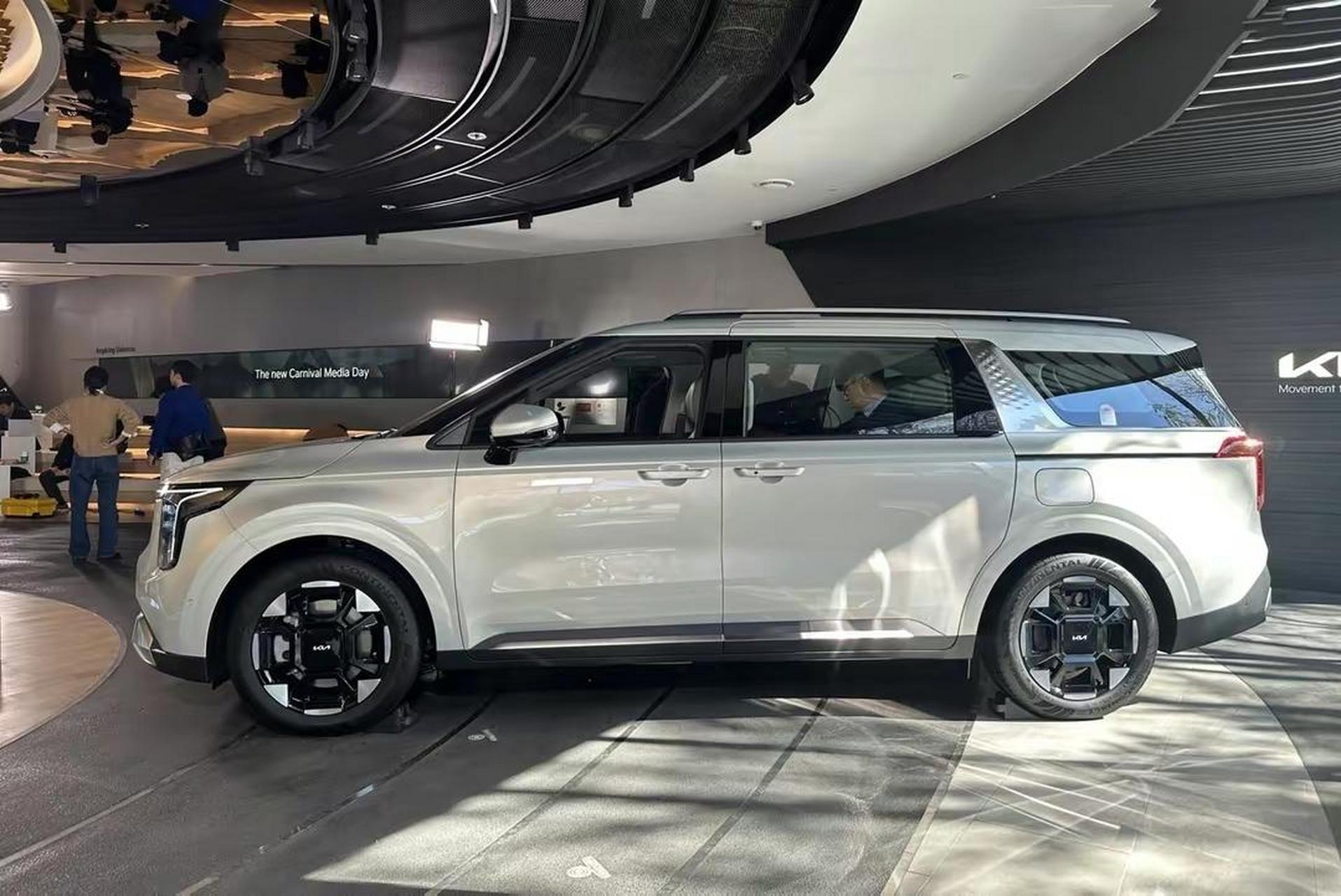 2024款起亚嘉华惊艳亮相,外观气势磅礴,个性十足,配v6发动机,并且还是