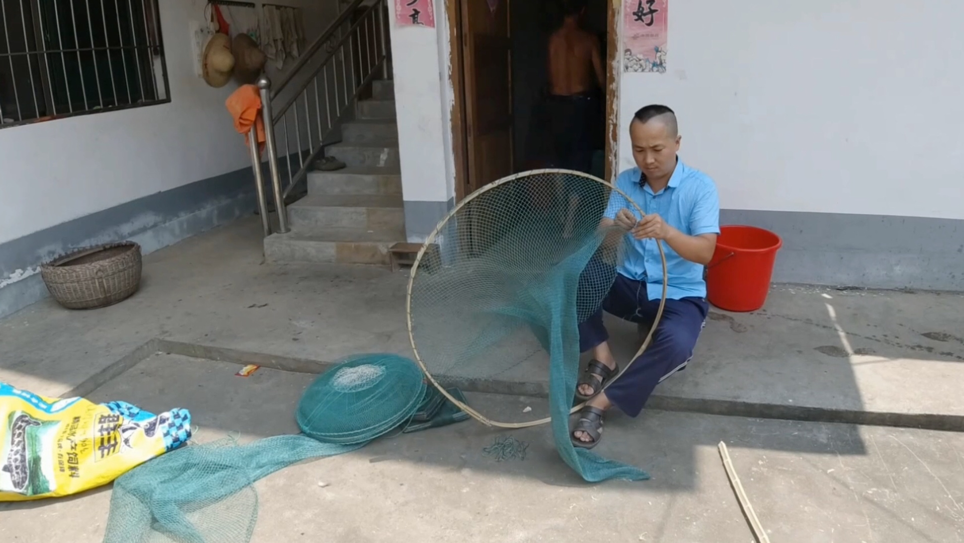 小伙自制超大捕鱼神器,鱼有进无回,不愁抓不到鱼了