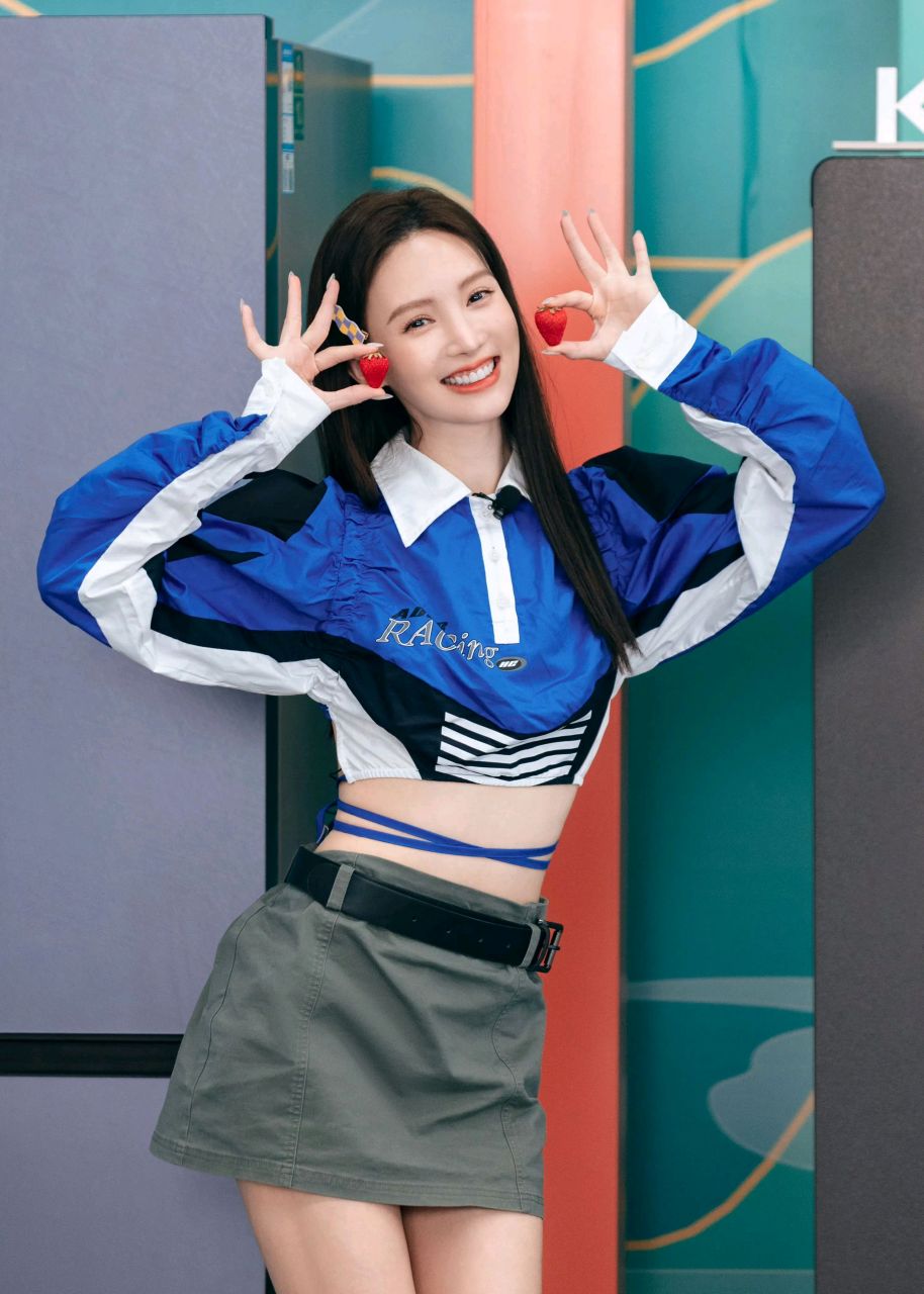 金晨蓝色小短裙时尚穿搭