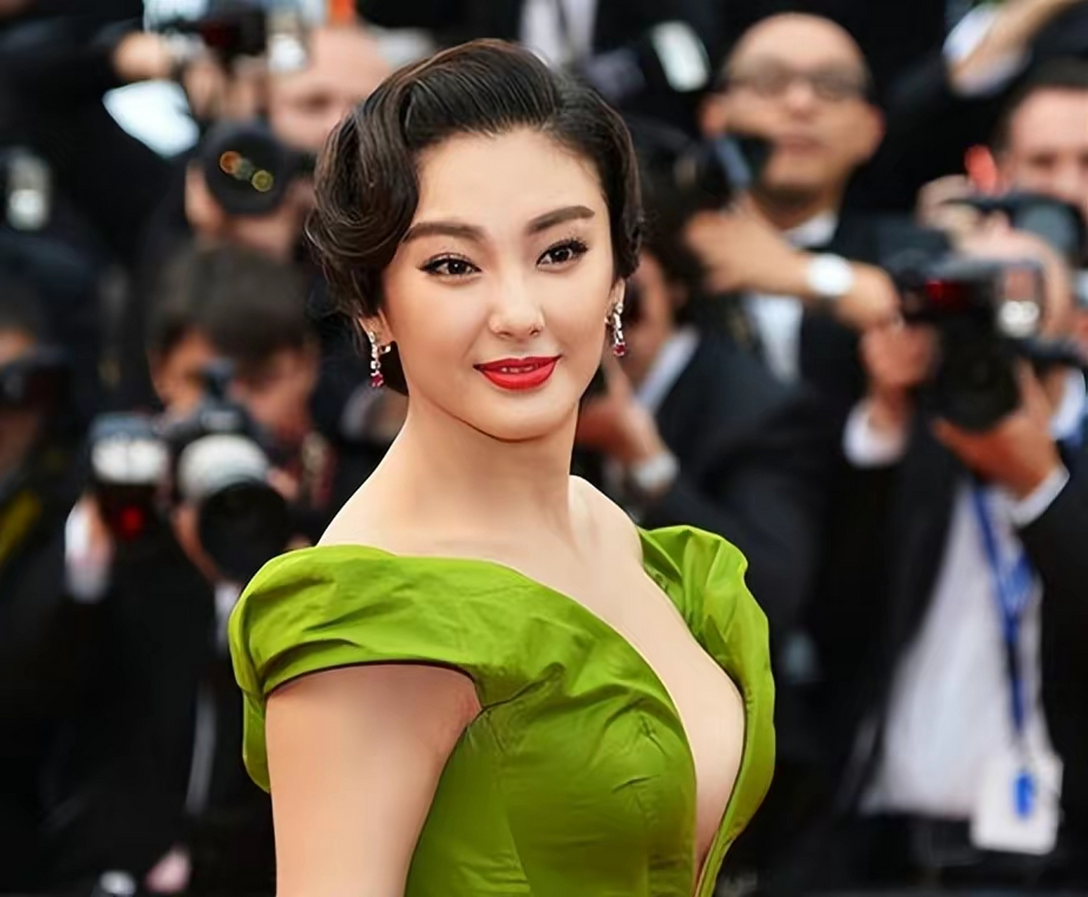 金星吐槽女明星走红毯捂胸口:热巴,杨幂,刘诗诗等上榜 金星是娱乐圈的