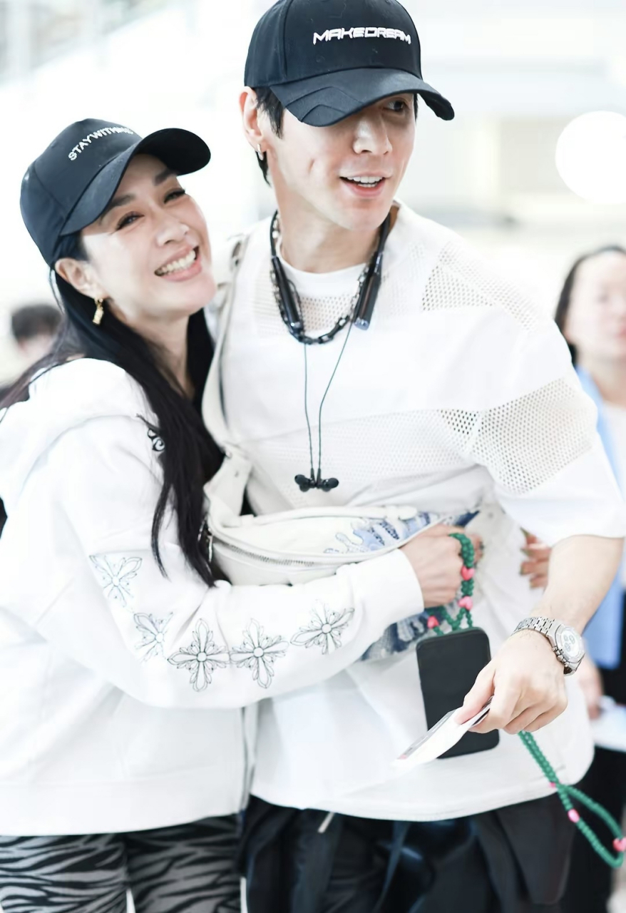 钟丽缇张伦硕现身机场,十指相扣大方亲吻秀恩爱,网友好心提醒看看洪欣