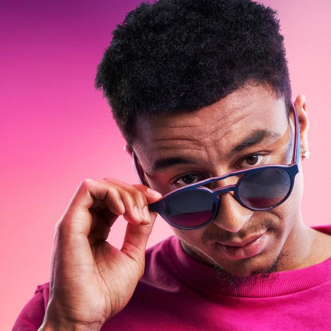 曼联球星林加德更新了他的ins动态,他在为他参与设计的眼镜代言,配上