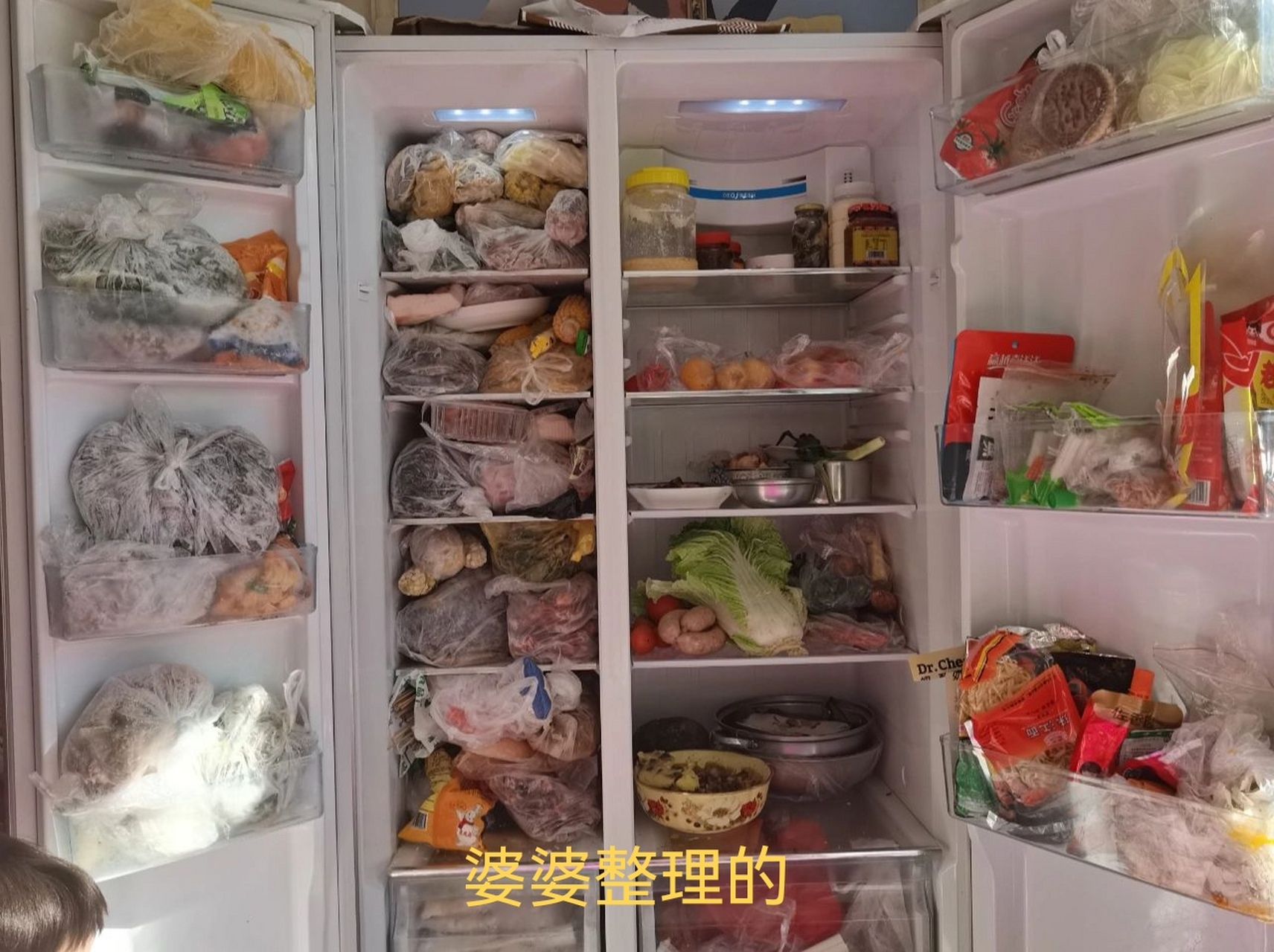 长沙一女生在入门第二天,因忍受不了婆婆乱乱的冰箱,而整理了一翻