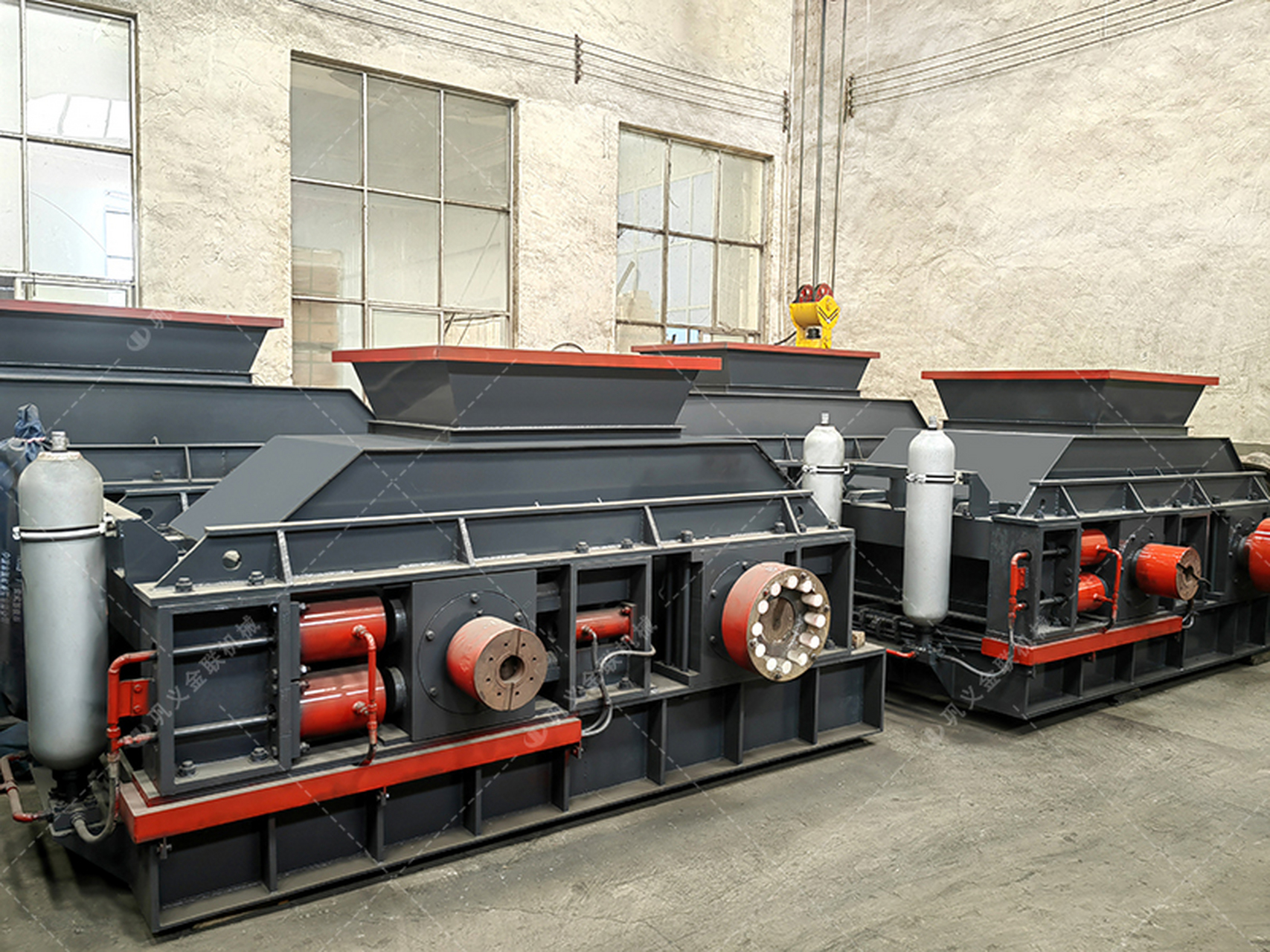 它能破碎硬度较高的石灰石,花岗岩等大型建筑石材,大幅提高生产效率.