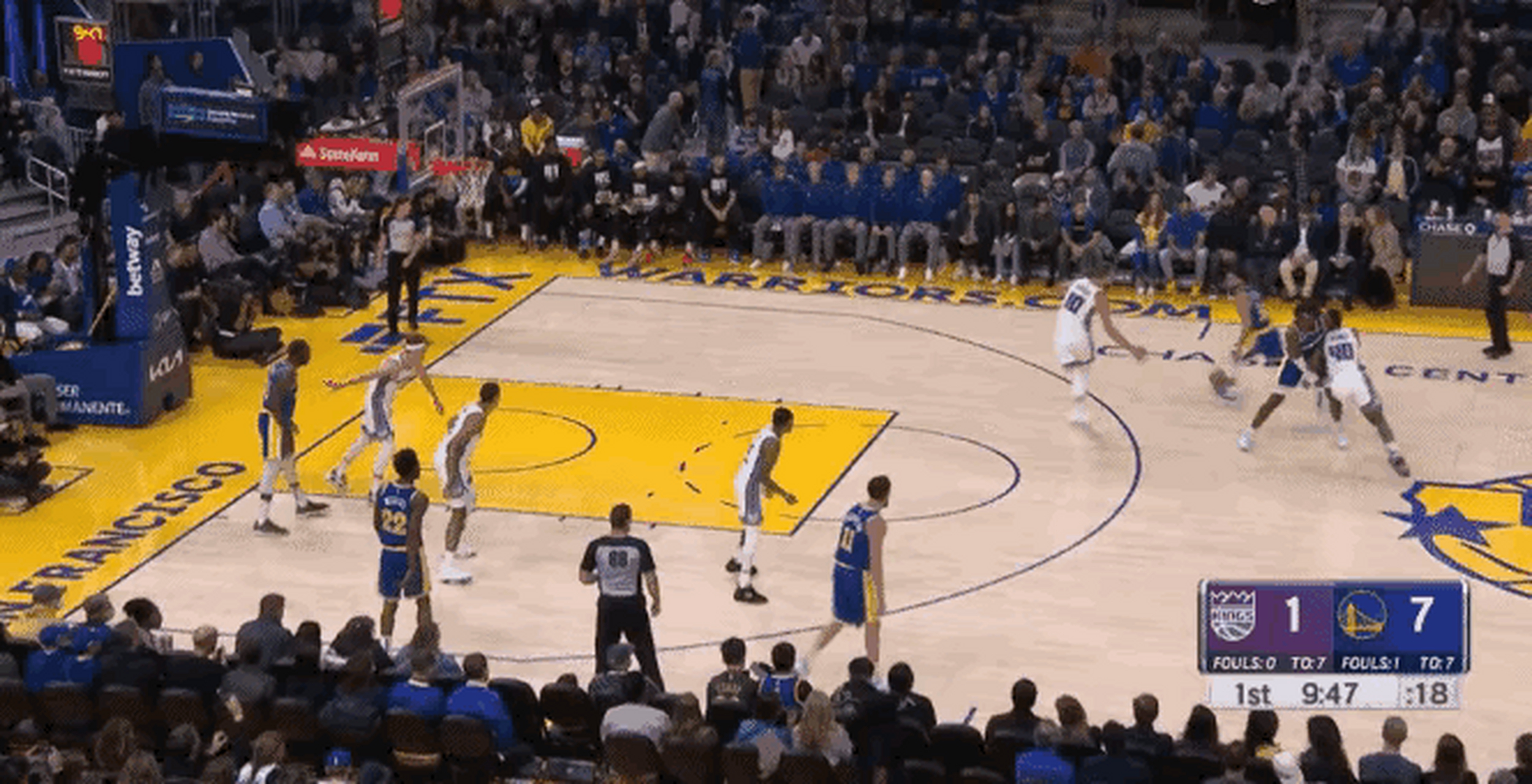 第一球库里这个拜佛的假动作 谁能分别出来他是假投真传啊 技术太高超