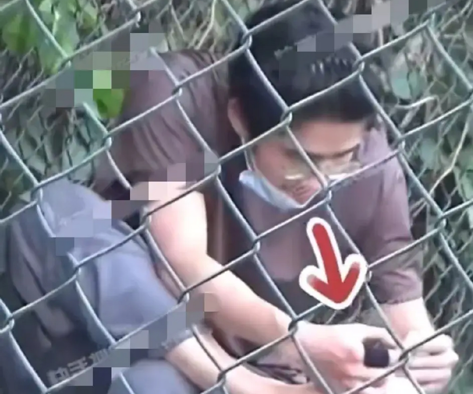 原来明星除了在镜头前面光鲜亮丽,私底下和平常人没什么两样啊,抠脚