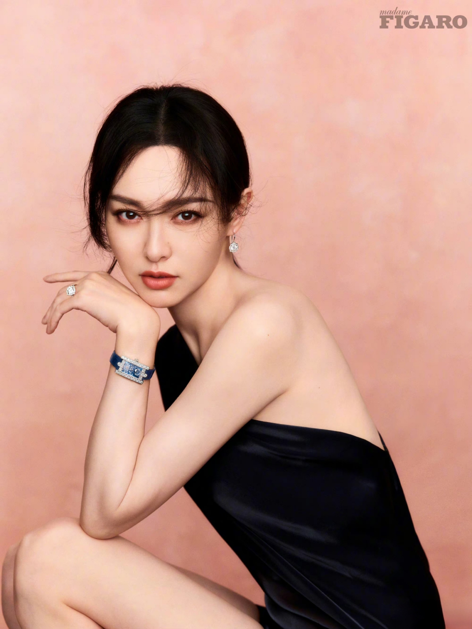 唐嫣,杂志封面照片,两小辫子俏皮可爱,果然美女什么风格都能驾驭.