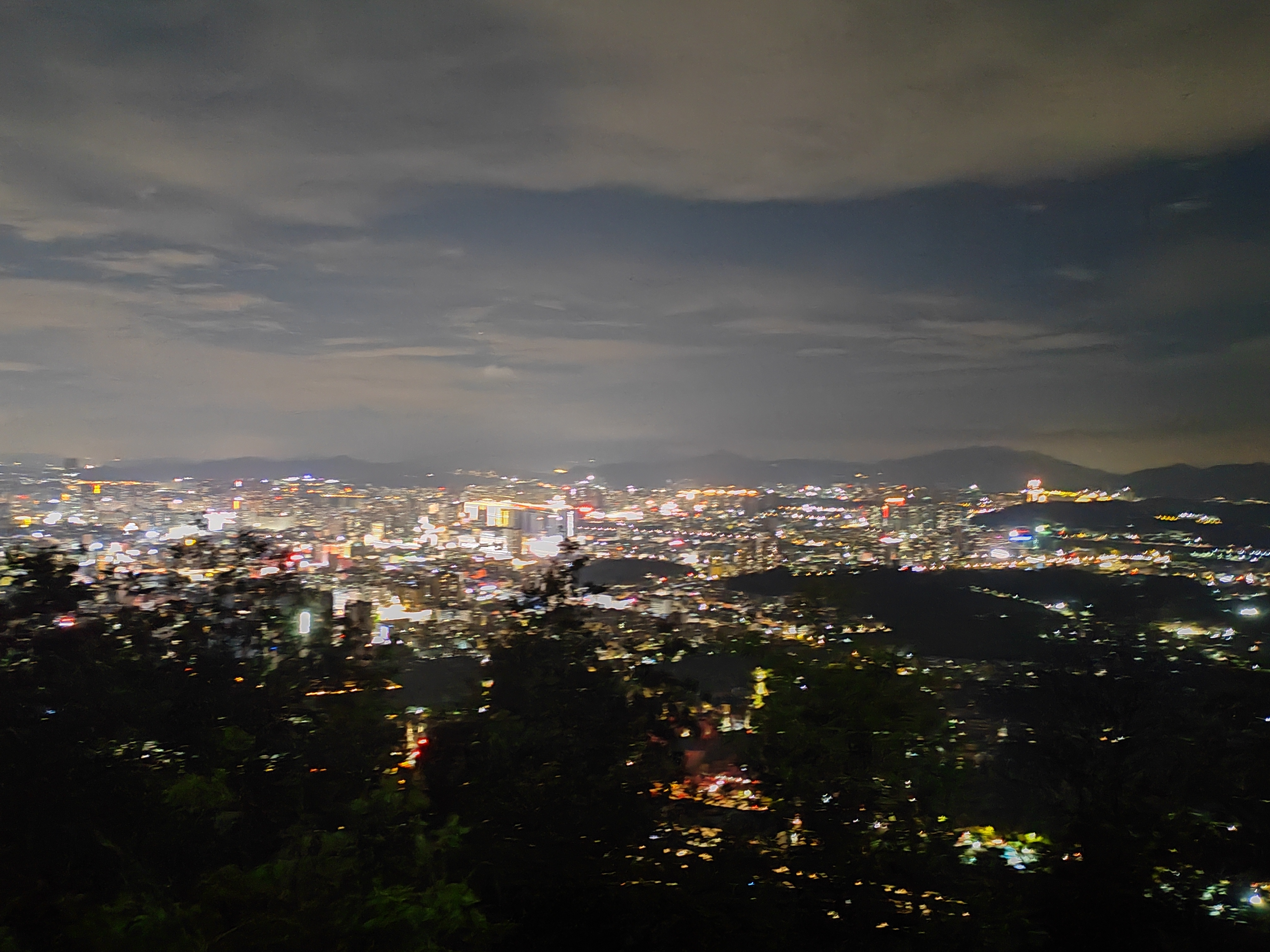 夜晚站在山顶上