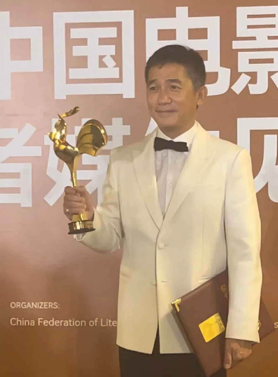 金秋图文动态创作节# 首位三金影帝:梁朝伟 11月5日,金鸡奖颁奖典礼