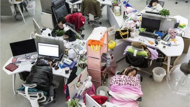 图像加注文字, 中国的"996"现象,许多人干脆住在办公室
