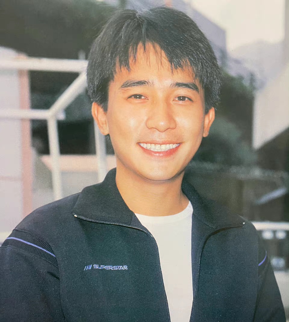 买热搜太突然?糊弄大师梁朝伟,被拉采访黑名单,侧脸神似朱一龙