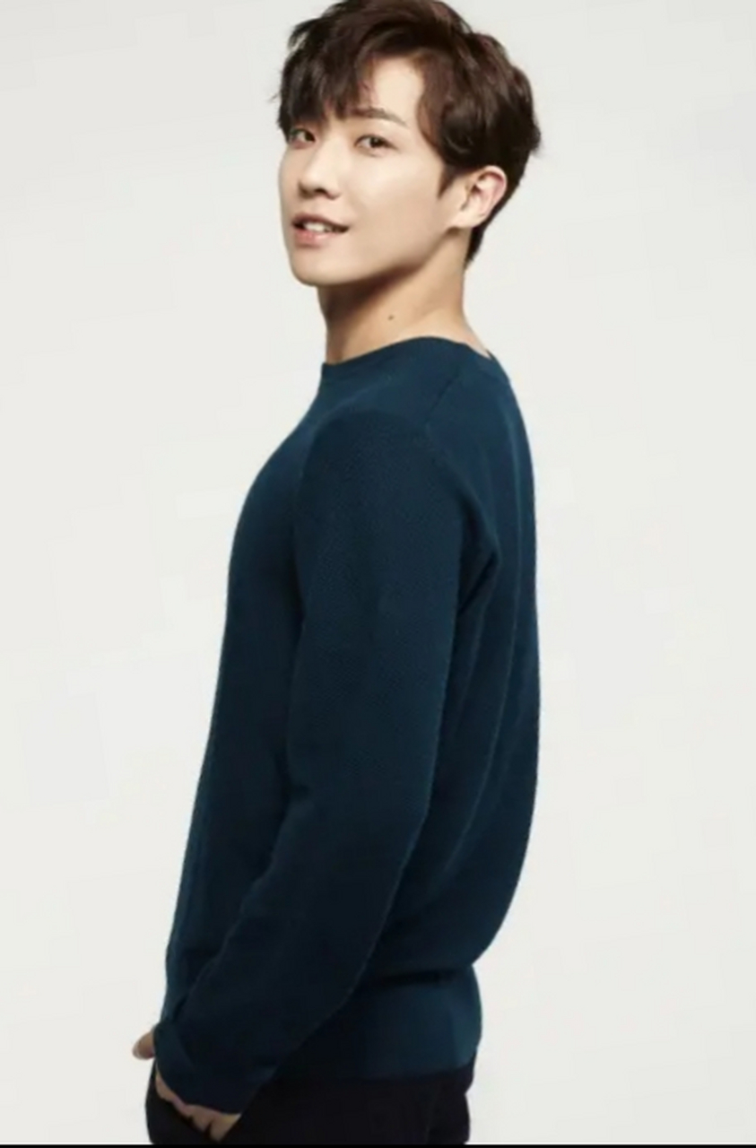 演员李准(32岁)和郑素敏(32岁)时隔三年分手,回到了同事关系.