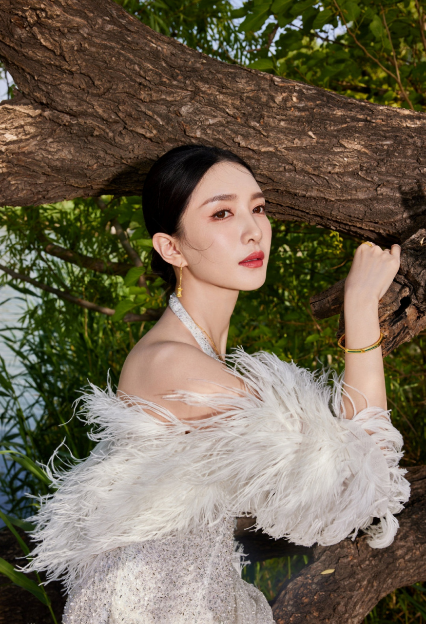 江疏影# 一袭白色闪钻挂脖开叉连衣裙,雪肤玉貌的颜值,婀娜多姿的