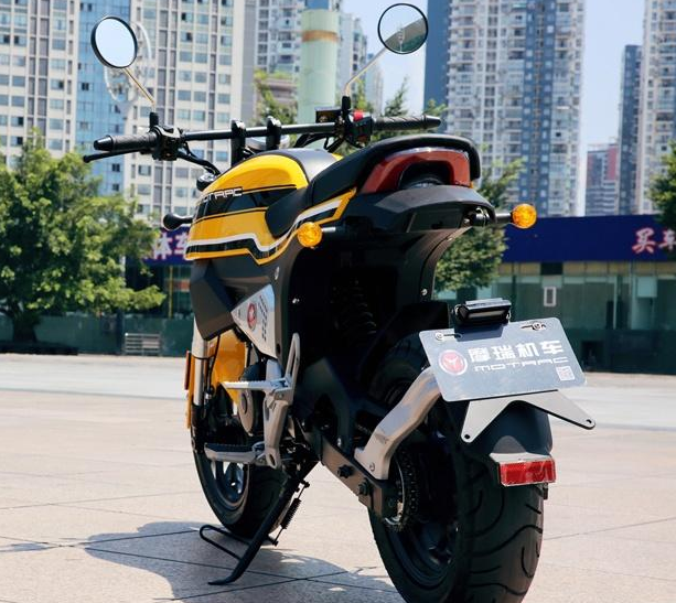 国产的街车摩瑞m6,车身自重102千克,百公里的油耗只要1.3l