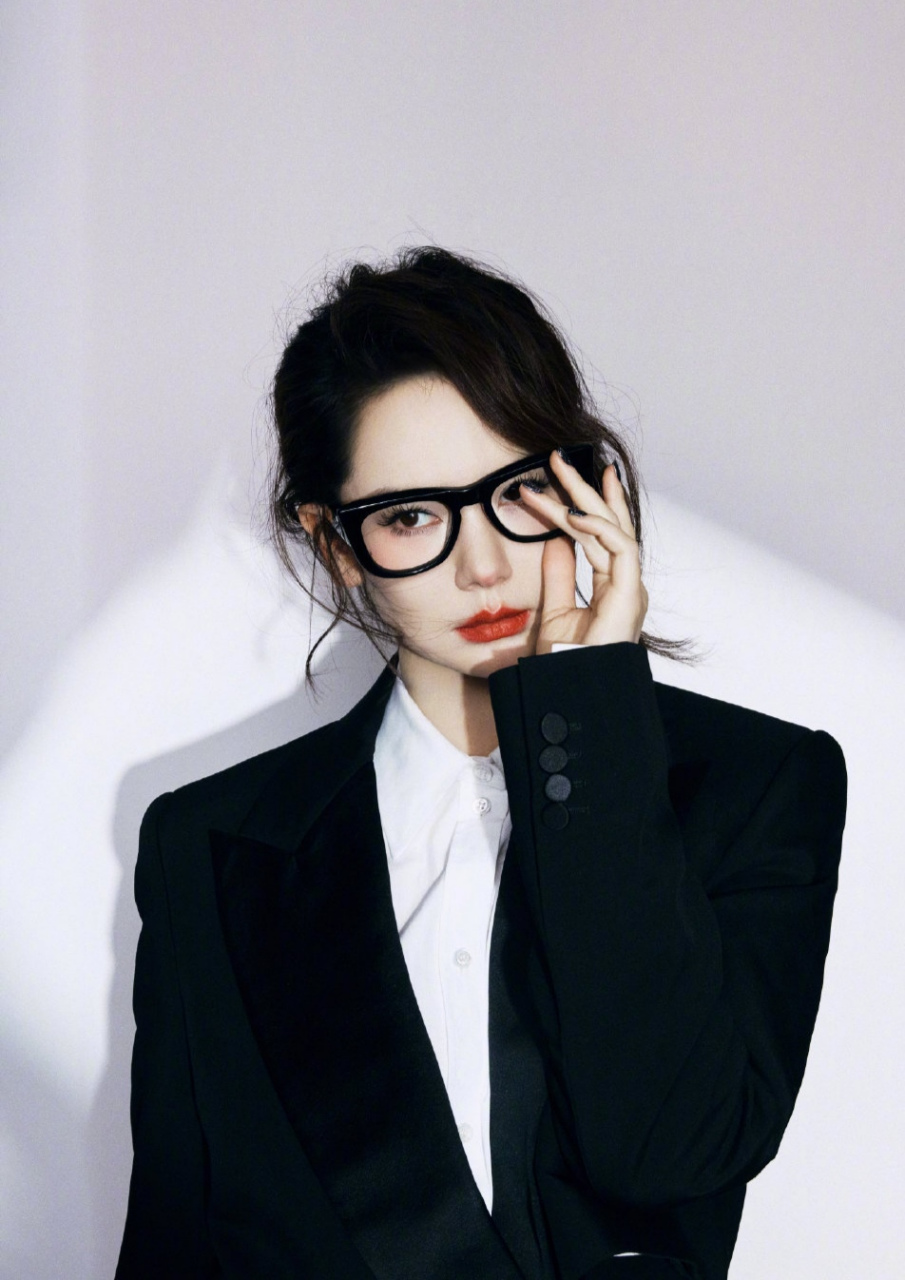 戚薇这身打扮好像一位麻辣女教师,黑色制服真帅气[得意]