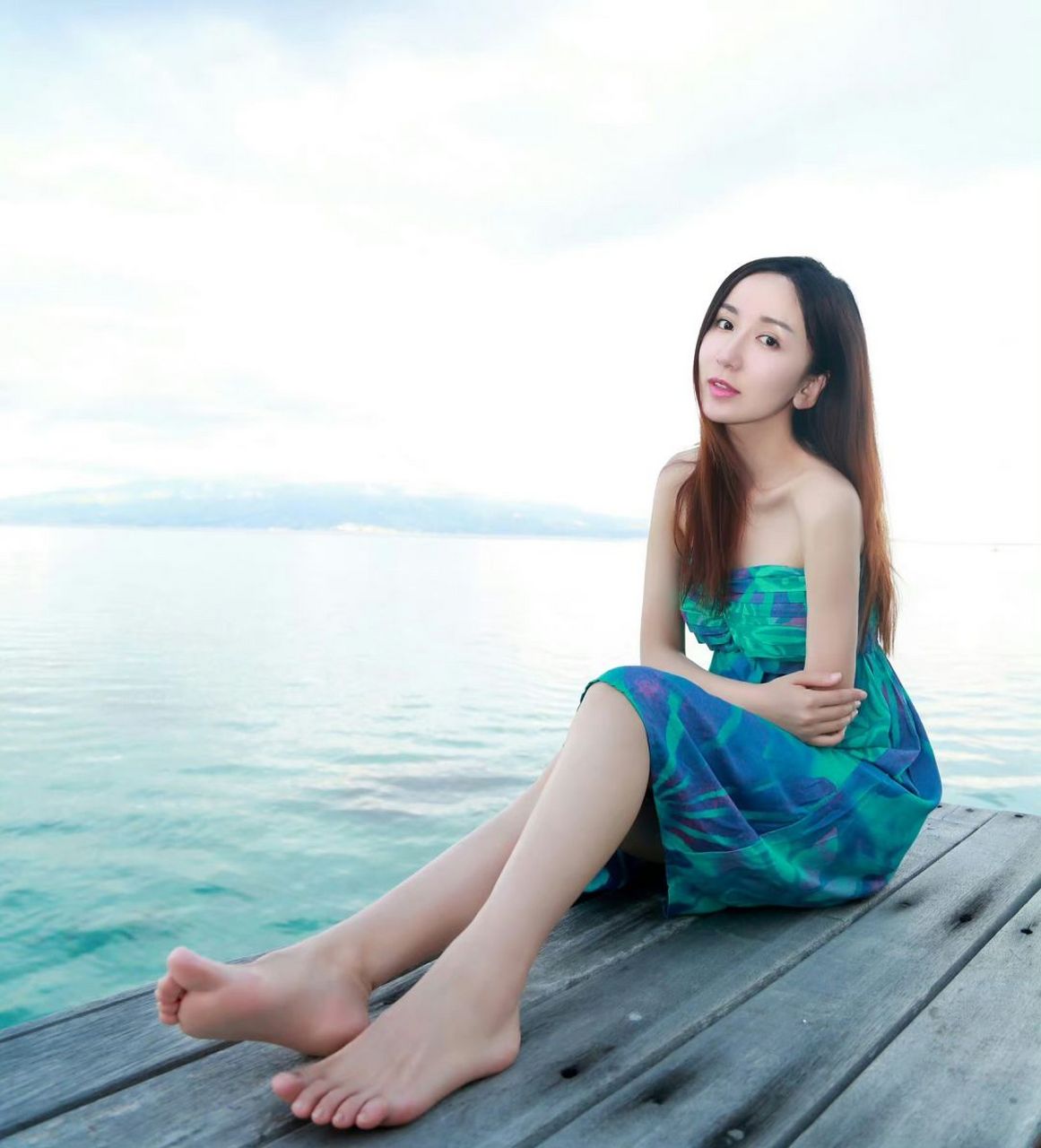 娄艺潇一袭抹胸长裙,自带气场,展现优雅气质,清新自然的裙摆,悠然自得