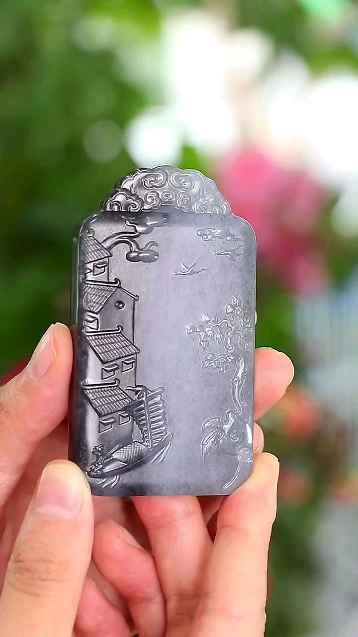 和田玉青花,玉质细腻油润,雕工精湛,整器画面简洁,简单勾勒,雕刻层次