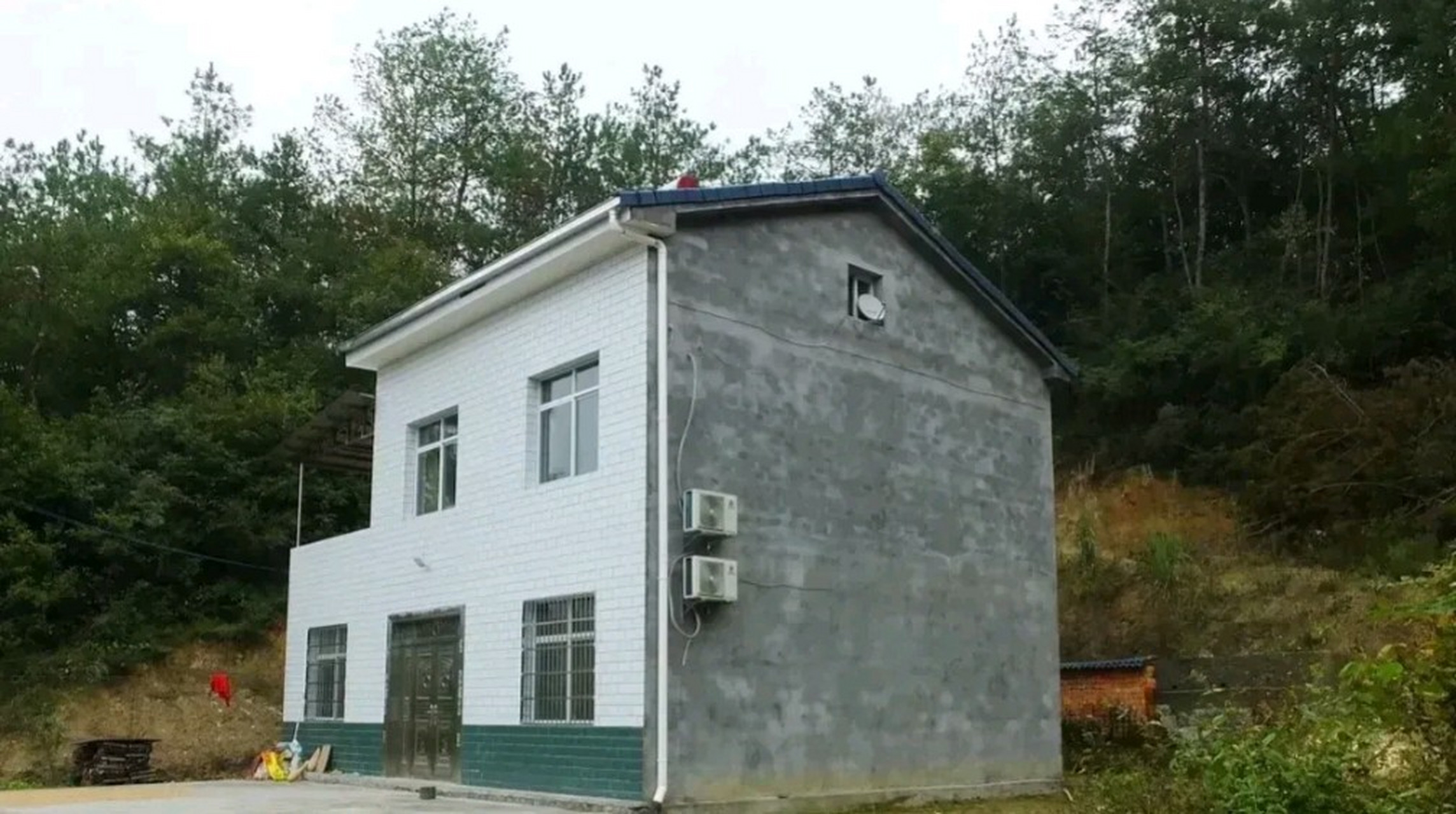 南方农村里好多种像这样独栋的房子,而且还都是靠山脚边,屋后就是一