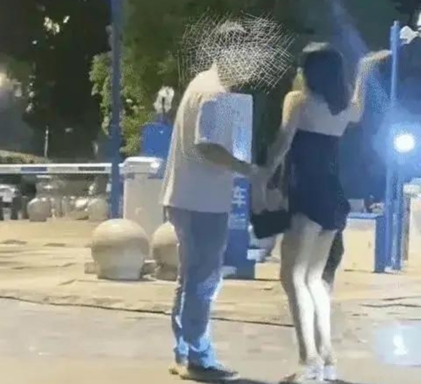 一个泼妇的形象展现到极致,一个懦弱的男孩也展现到极致!