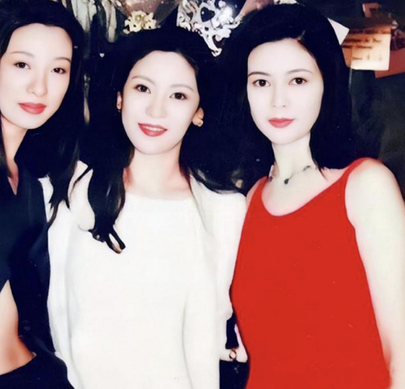 1989年,向太陈岚和关之琳的合影,她们是当时娱乐圈公认的大美女.