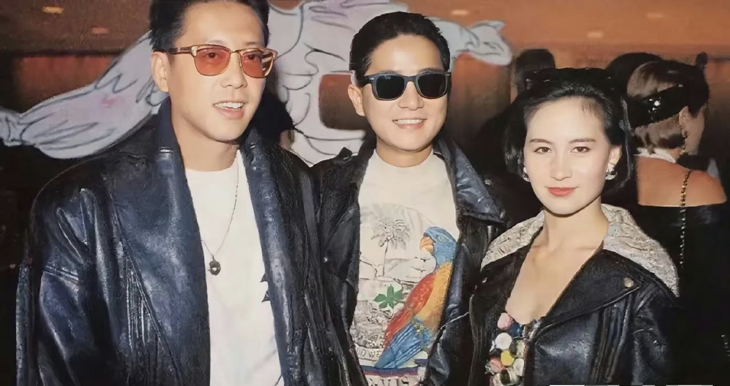 年轻的何超琼和许晋亨,中间站着戴墨镜的陈百强,三个人同框,一点也不