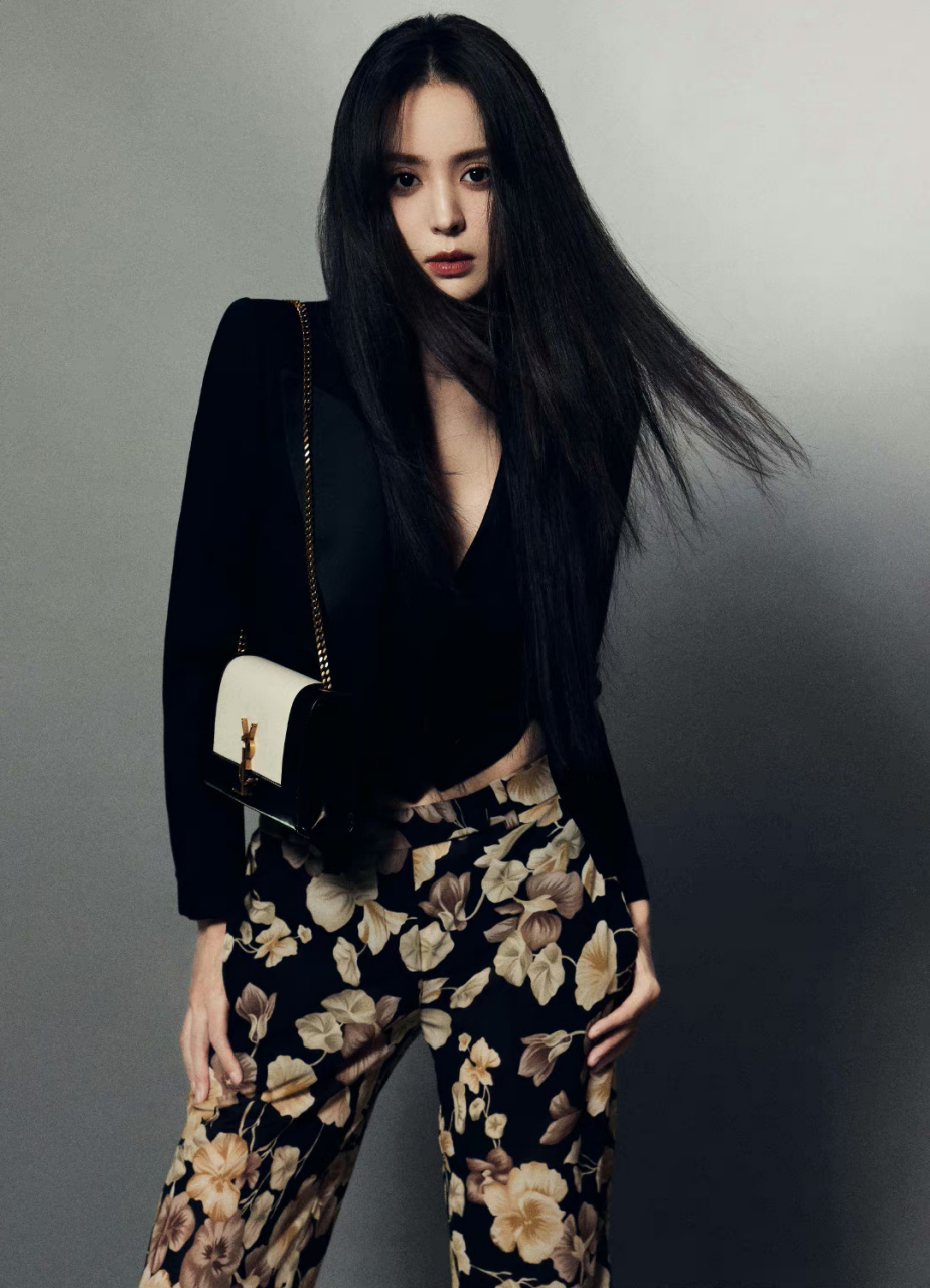 古力娜扎# 一袭黑色小西装,搭配花色长裤,精致立体的五官,婀娜多椎哪